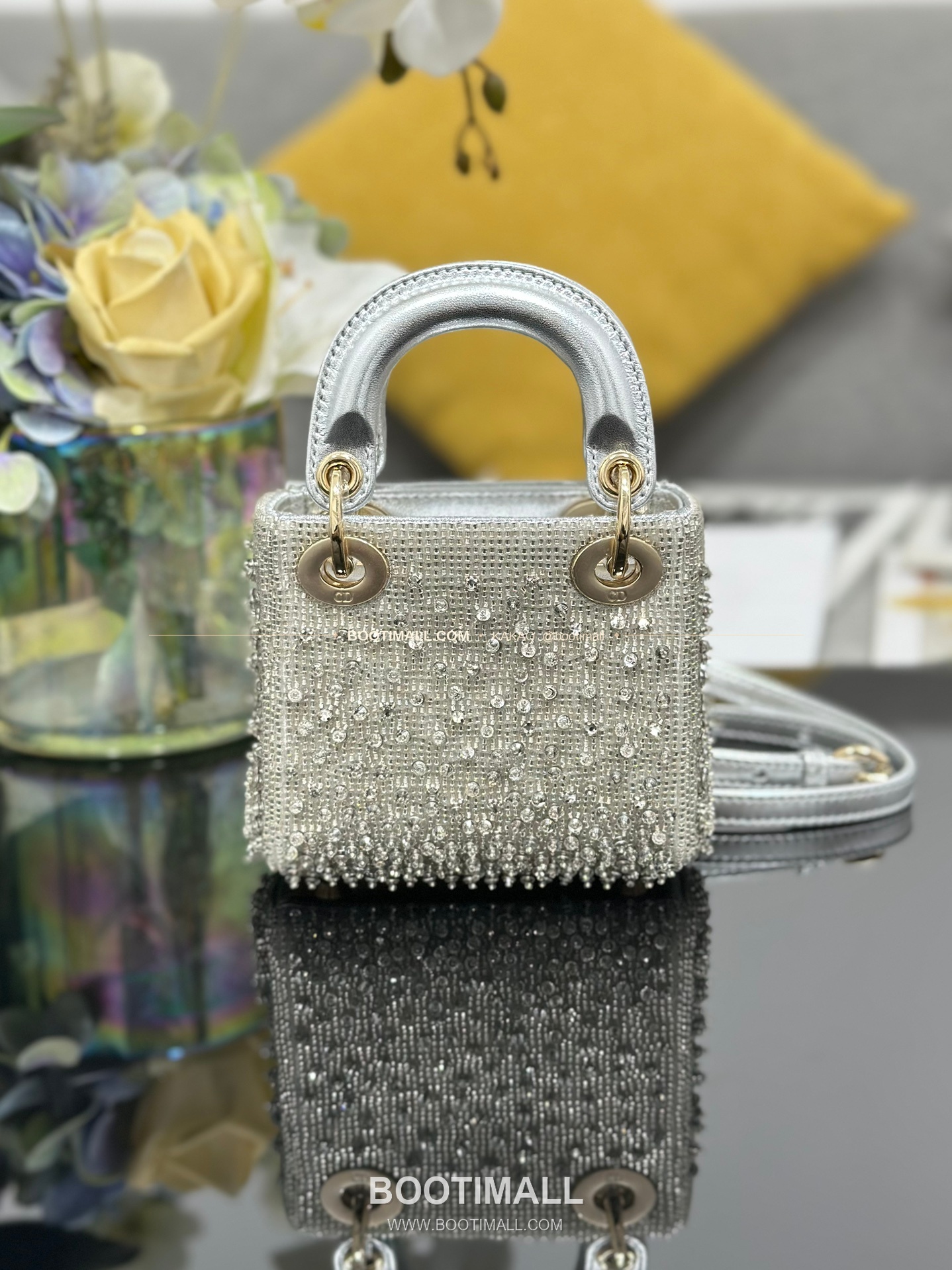 디올 레이디 디올 새틴 그라데이션 크리스탈 자수 D.I.O.R 참 초미니 체인 숄더백 Dior Lady Dior Satin Gradient Crystal Embroidered D.I.O.R Charm Micro Chain Shoulder Bag S0856 12cm 2