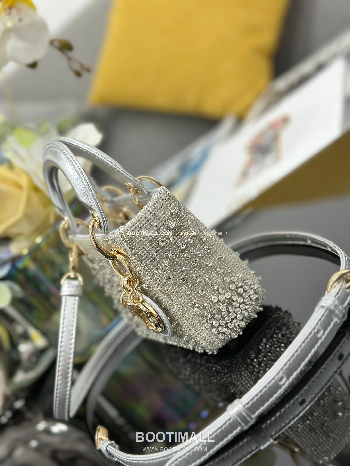 디올 레이디 디올 새틴 그라데이션 크리스탈 자수 D.I.O.R 참 초미니 체인 숄더백 Dior Lady Dior Satin Gradient Crystal Embroidered D.I.O.R Charm Micro Chain Shoulder Bag S0856 12cm 3