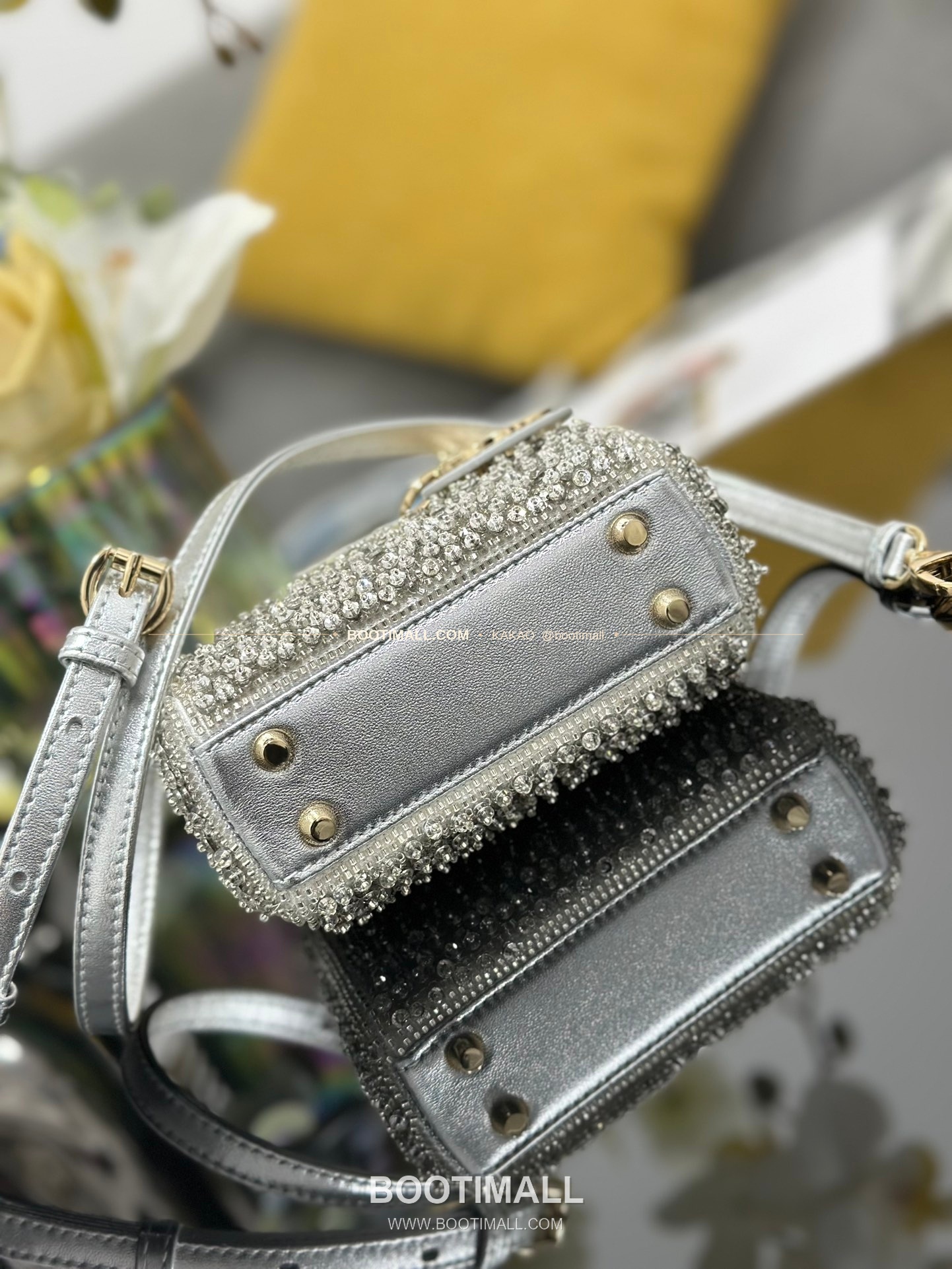 디올 레이디 디올 새틴 그라데이션 크리스탈 자수 D.I.O.R 참 초미니 체인 숄더백 Dior Lady Dior Satin Gradient Crystal Embroidered D.I.O.R Charm Micro Chain Shoulder Bag S0856 12cm 4