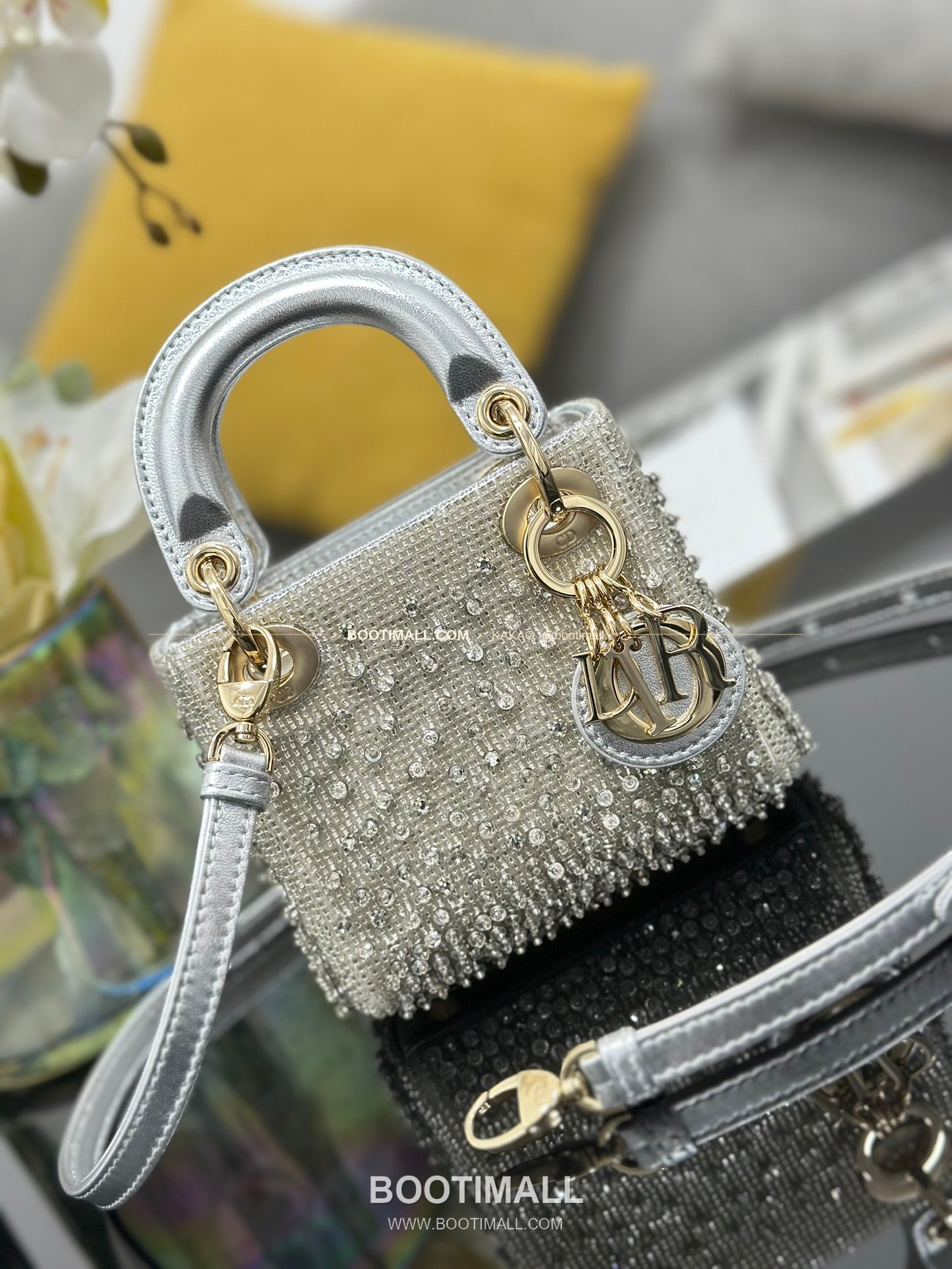 디올 레이디 디올 새틴 그라데이션 크리스탈 자수 D.I.O.R 참 초미니 체인 숄더백 Dior Lady Dior Satin Gradient Crystal Embroidered D.I.O.R Charm Micro Chain Shoulder Bag S0856 12cm 5