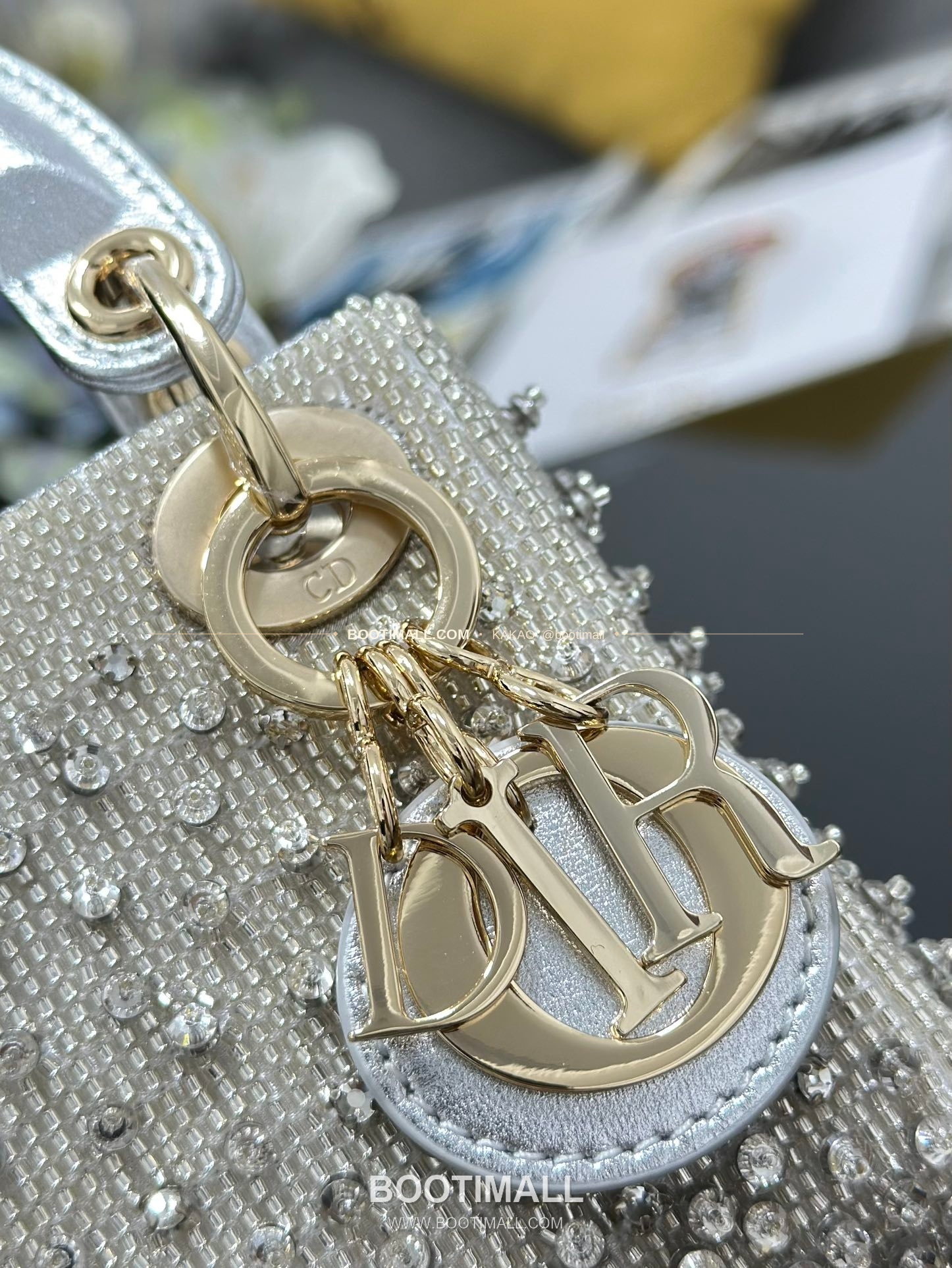 디올 레이디 디올 새틴 그라데이션 크리스탈 자수 D.I.O.R 참 초미니 체인 숄더백 Dior Lady Dior Satin Gradient Crystal Embroidered D.I.O.R Charm Micro Chain Shoulder Bag S0856 12cm 6