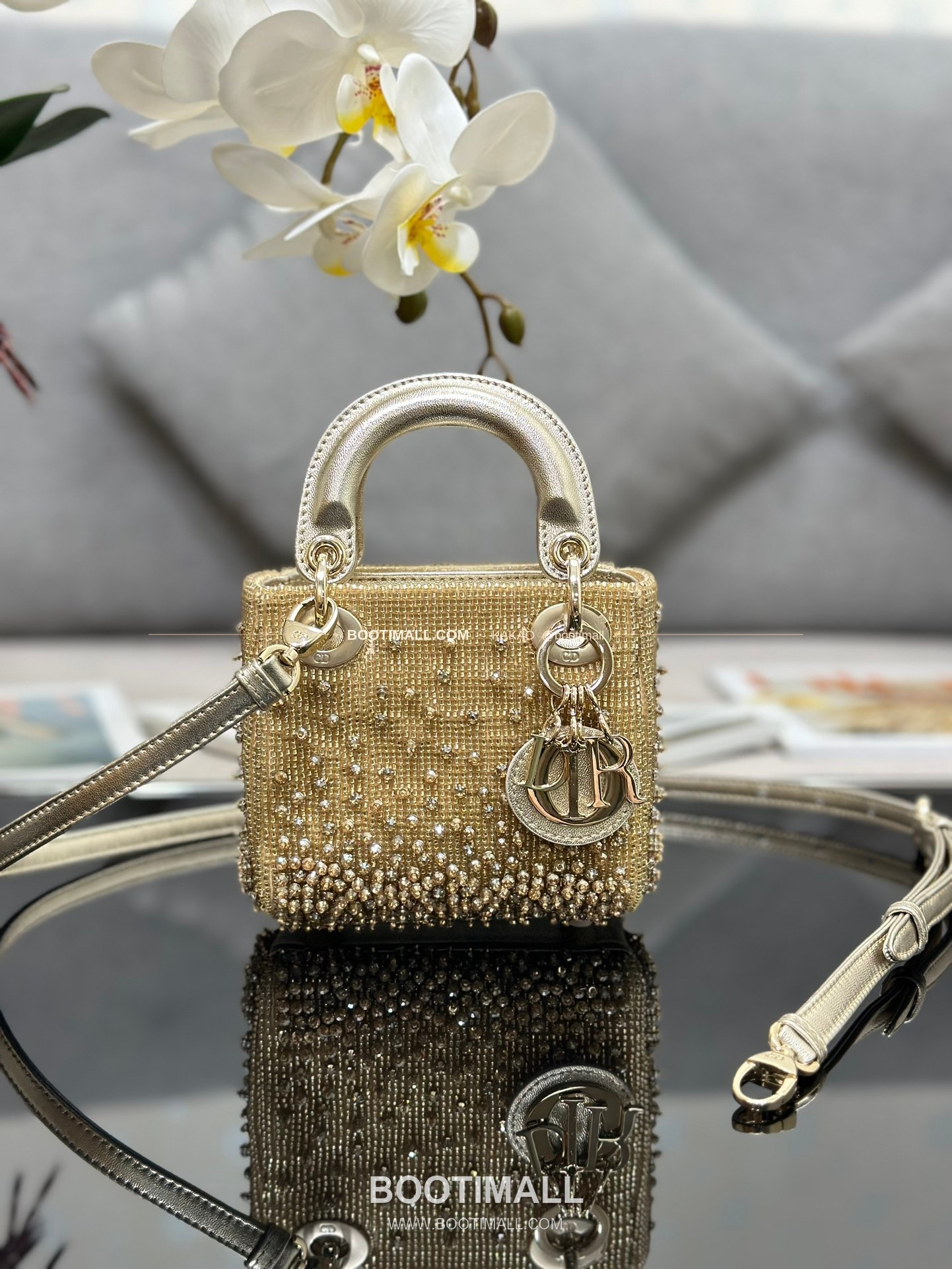 디올 레이디 디올 새틴 그라데이션 크리스탈 자수 D.I.O.R 참 초미니 체인 숄더백 Dior Lady Dior Satin Gradient Crystal Embroidered D.I.O.R Charm Micro Chain Shoulder Bag S0856 12cm 1