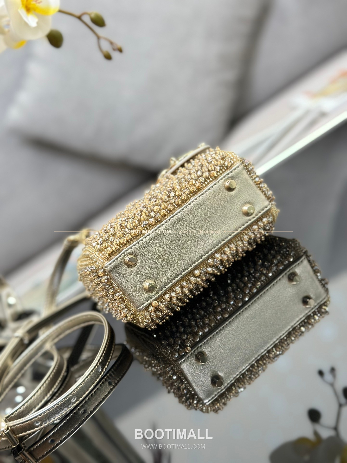 디올 레이디 디올 새틴 그라데이션 크리스탈 자수 D.I.O.R 참 초미니 체인 숄더백 Dior Lady Dior Satin Gradient Crystal Embroidered D.I.O.R Charm Micro Chain Shoulder Bag S0856 12cm 4