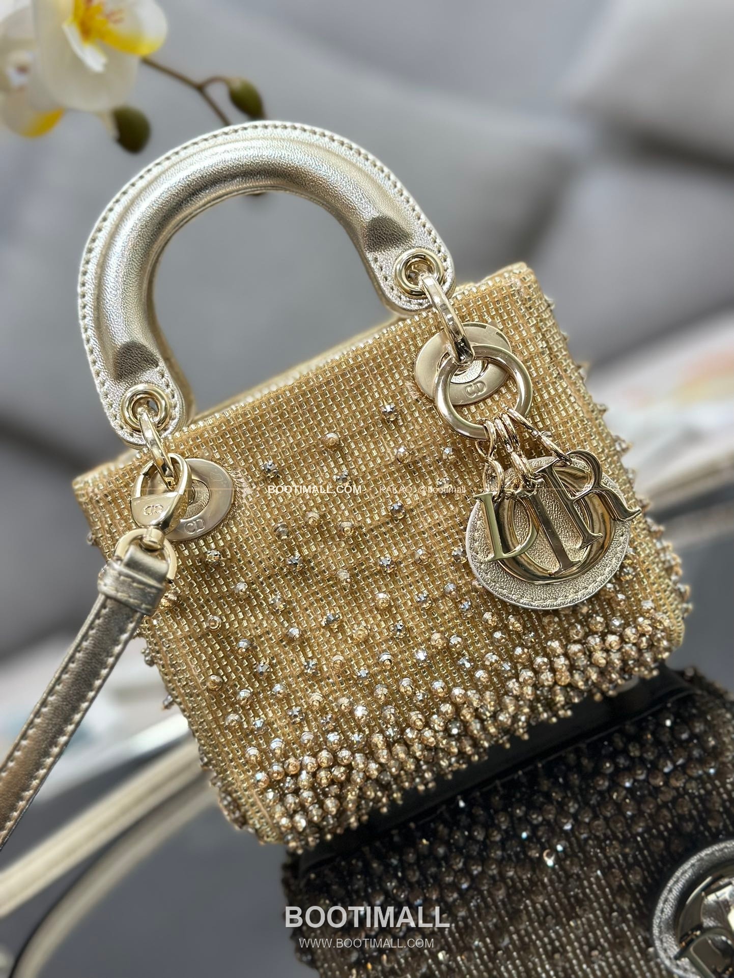 디올 레이디 디올 새틴 그라데이션 크리스탈 자수 D.I.O.R 참 초미니 체인 숄더백 Dior Lady Dior Satin Gradient Crystal Embroidered D.I.O.R Charm Micro Chain Shoulder Bag S0856 12cm 5