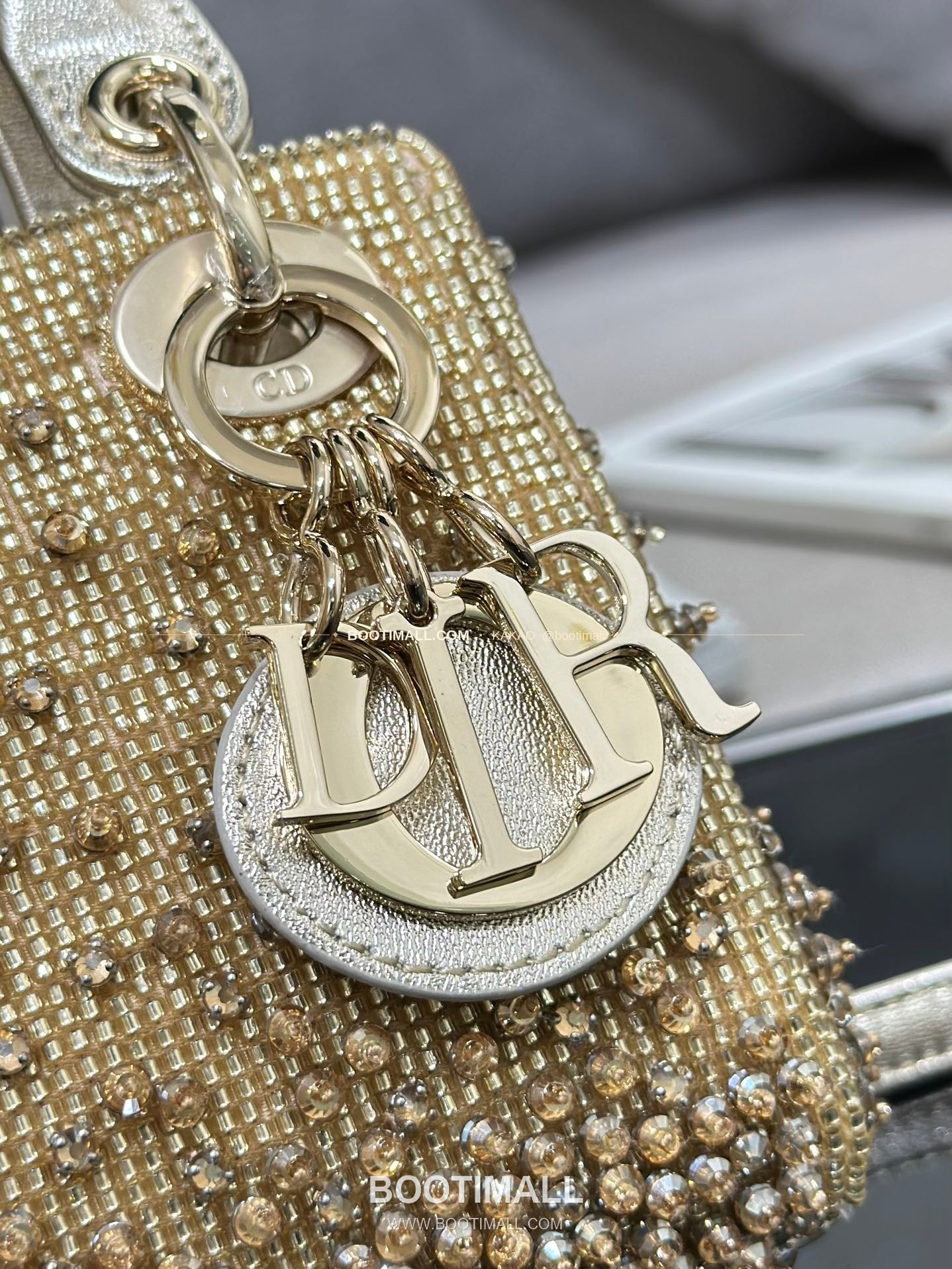 디올 레이디 디올 새틴 그라데이션 크리스탈 자수 D.I.O.R 참 초미니 체인 숄더백 Dior Lady Dior Satin Gradient Crystal Embroidered D.I.O.R Charm Micro Chain Shoulder Bag S0856 12cm 6