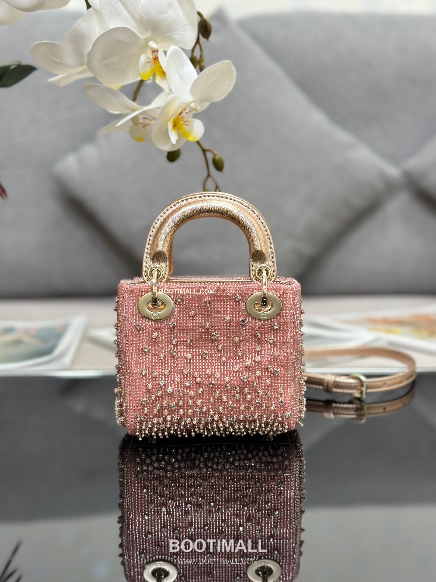 디올 레이디 디올 새틴 그라데이션 크리스탈 자수 D.I.O.R 참 초미니 체인 숄더백 Dior Lady Dior Satin Gradient Crystal Embroidered D.I.O.R Charm Micro Chain Shoulder Bag S0856 12cm 2