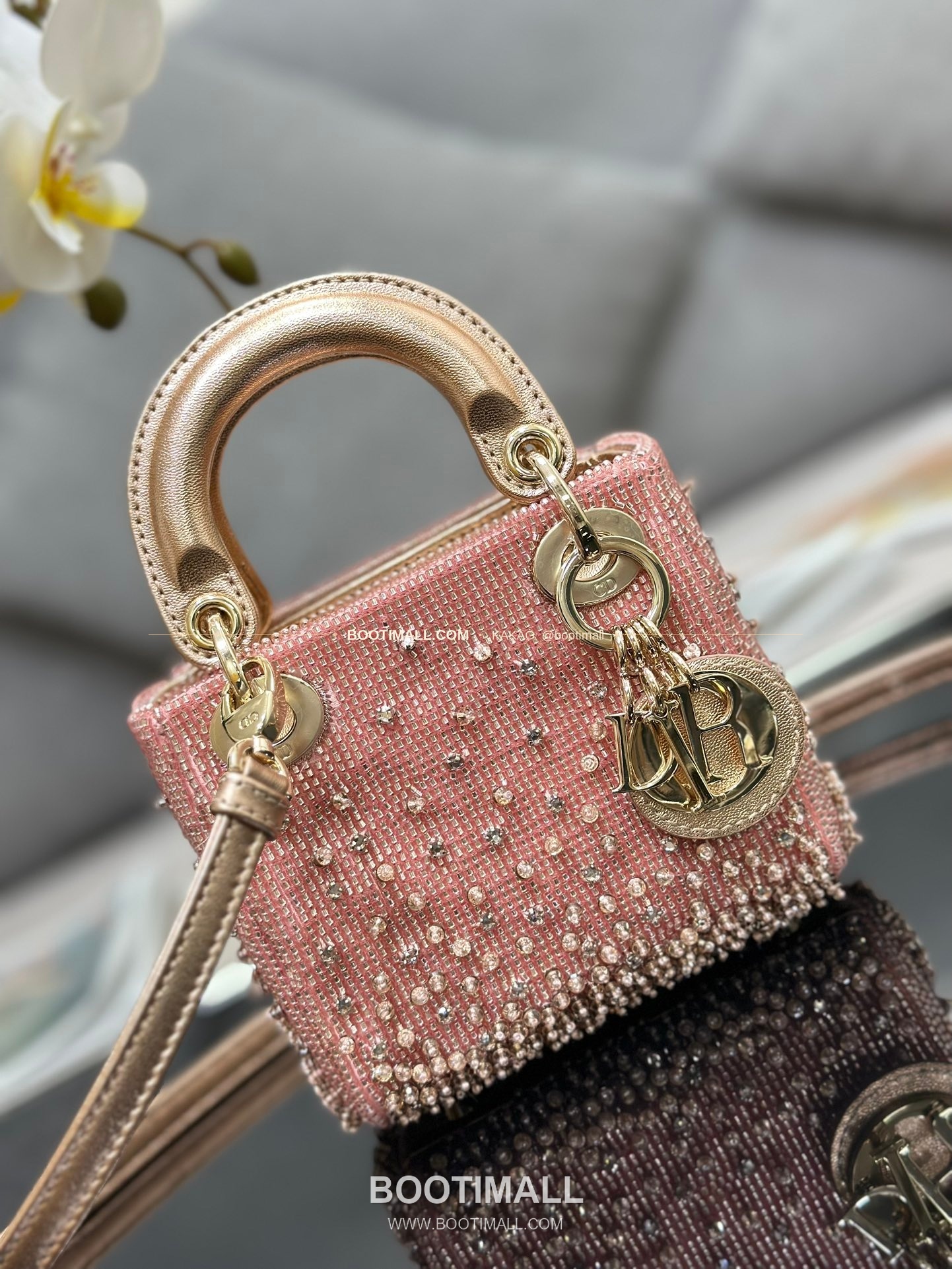 디올 레이디 디올 새틴 그라데이션 크리스탈 자수 D.I.O.R 참 초미니 체인 숄더백 Dior Lady Dior Satin Gradient Crystal Embroidered D.I.O.R Charm Micro Chain Shoulder Bag S0856 12cm 5