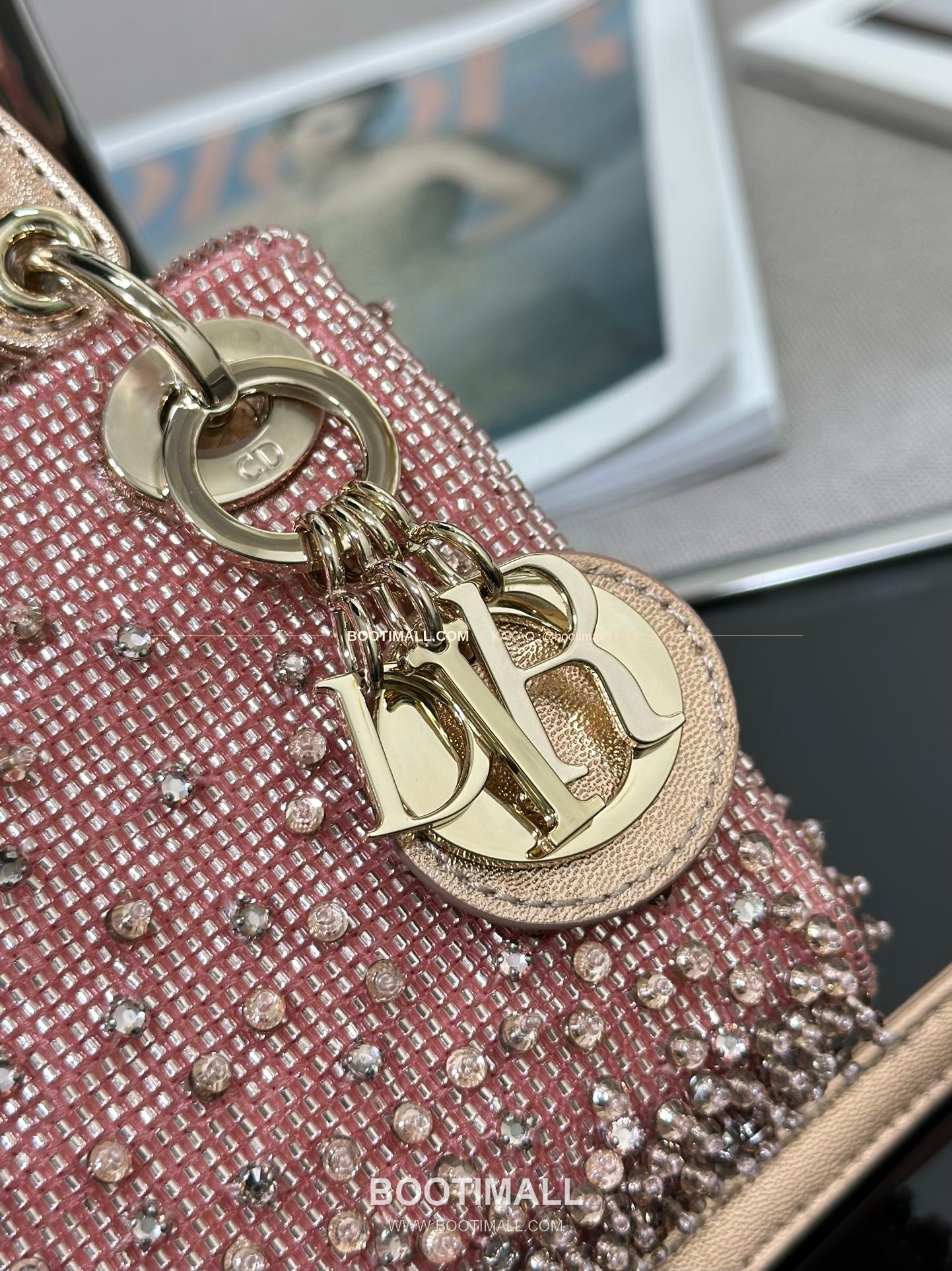 디올 레이디 디올 새틴 그라데이션 크리스탈 자수 D.I.O.R 참 초미니 체인 숄더백 Dior Lady Dior Satin Gradient Crystal Embroidered D.I.O.R Charm Micro Chain Shoulder Bag S0856 12cm 6