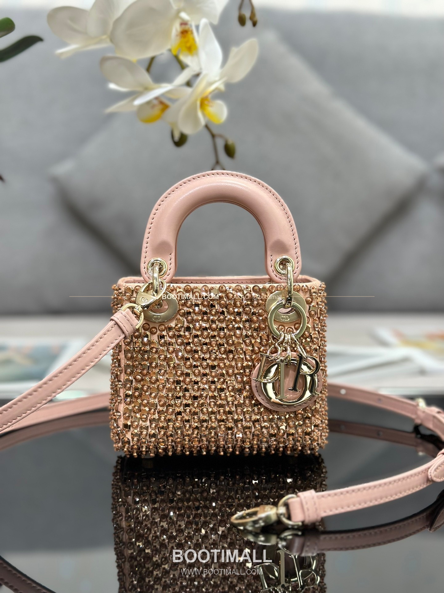 디올 레이디 디올 새틴 그라데이션 크리스탈 자수 D.I.O.R 참 초미니 체인 숄더백 Dior Lady Dior Satin Gradient Crystal Embroidered D.I.O.R Charm Micro Chain Shoulder Bag S0856 12cm 1