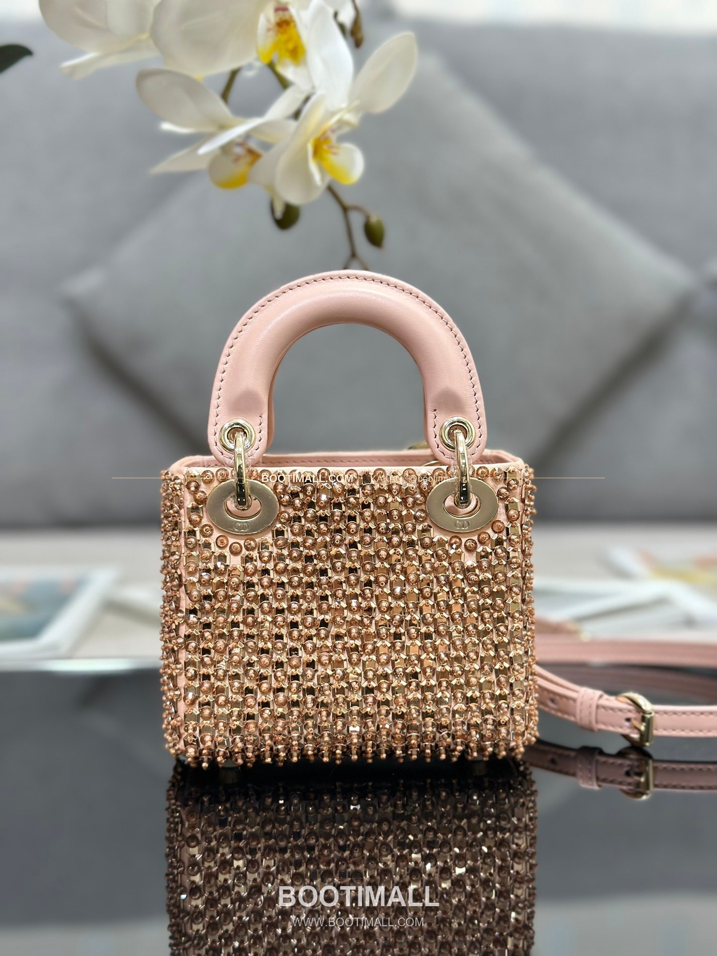 디올 레이디 디올 새틴 그라데이션 크리스탈 자수 D.I.O.R 참 초미니 체인 숄더백 Dior Lady Dior Satin Gradient Crystal Embroidered D.I.O.R Charm Micro Chain Shoulder Bag S0856 12cm 2