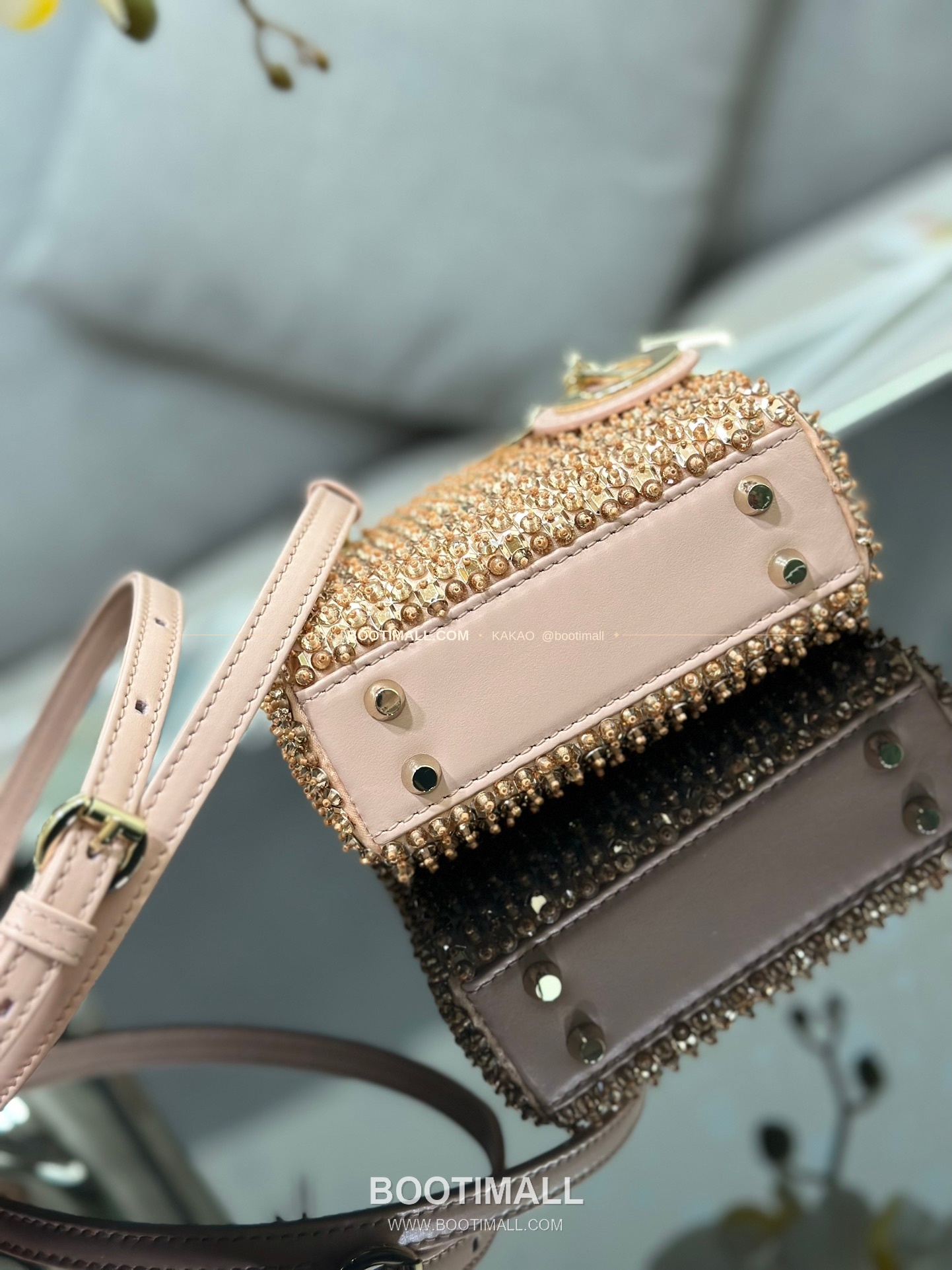 디올 레이디 디올 새틴 그라데이션 크리스탈 자수 D.I.O.R 참 초미니 체인 숄더백 Dior Lady Dior Satin Gradient Crystal Embroidered D.I.O.R Charm Micro Chain Shoulder Bag S0856 12cm 4