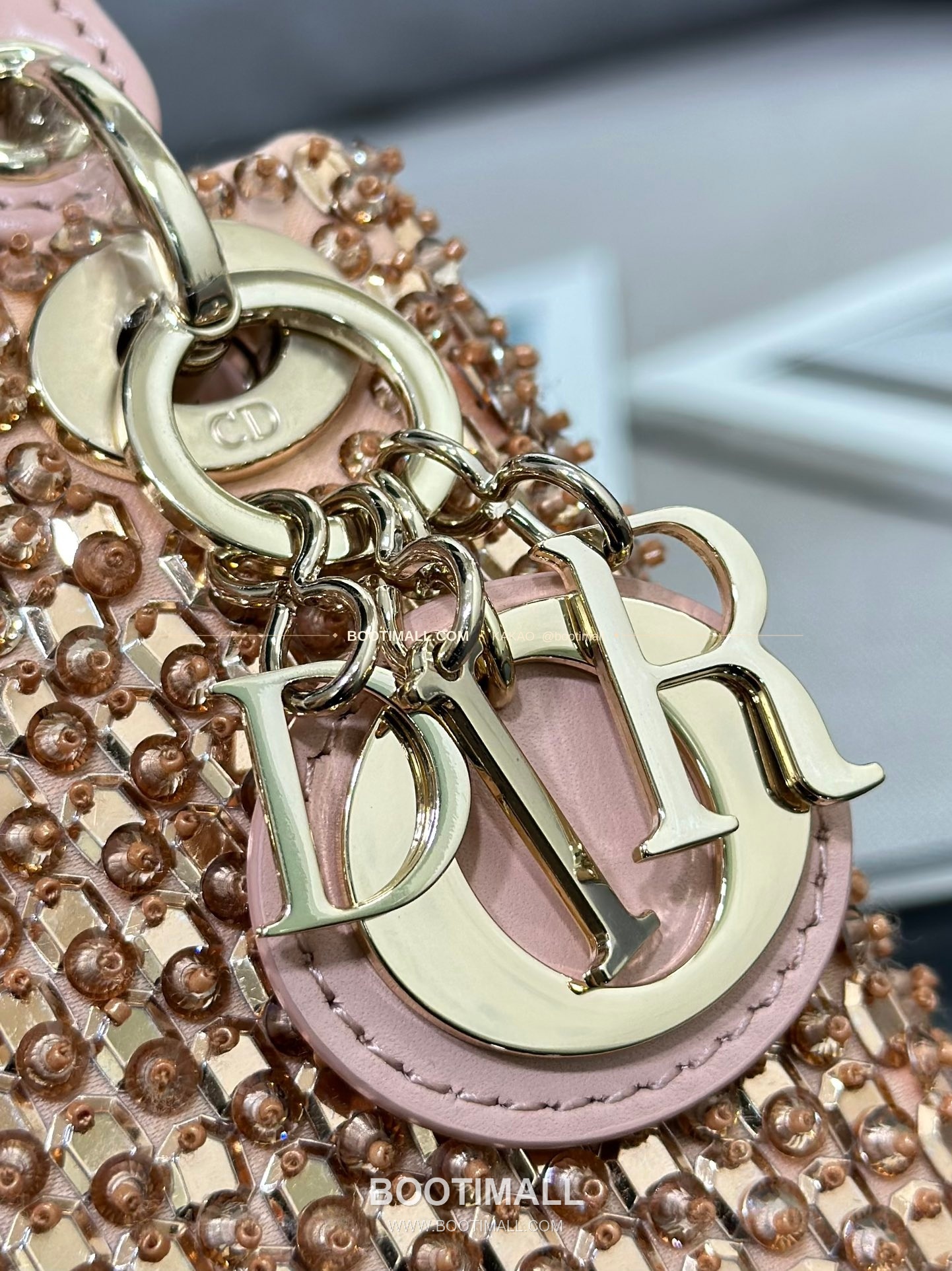 디올 레이디 디올 새틴 그라데이션 크리스탈 자수 D.I.O.R 참 초미니 체인 숄더백 Dior Lady Dior Satin Gradient Crystal Embroidered D.I.O.R Charm Micro Chain Shoulder Bag S0856 12cm 6