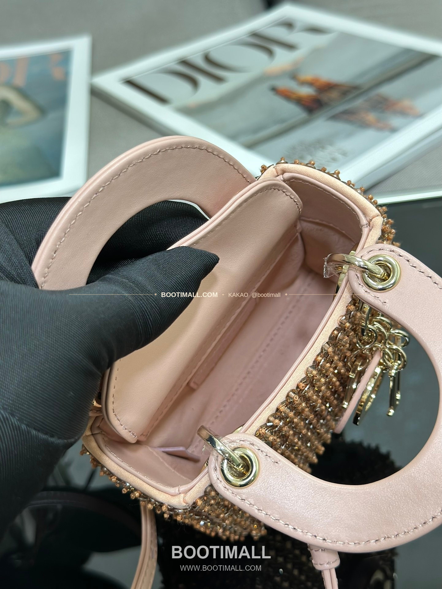 디올 레이디 디올 새틴 그라데이션 크리스탈 자수 D.I.O.R 참 초미니 체인 숄더백 Dior Lady Dior Satin Gradient Crystal Embroidered D.I.O.R Charm Micro Chain Shoulder Bag S0856 12cm 8