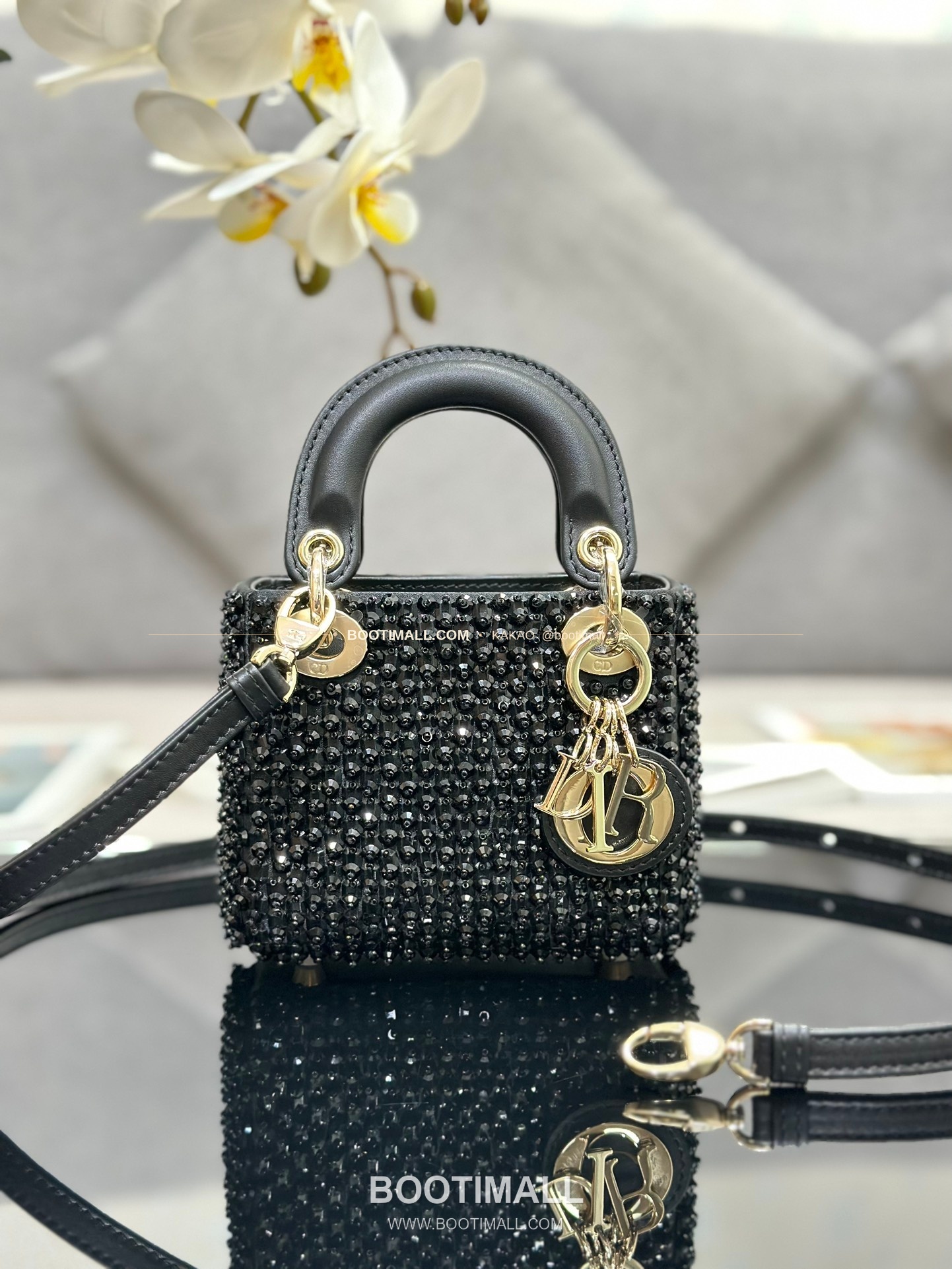 디올 레이디 디올 새틴 그라데이션 크리스탈 자수 D.I.O.R 참 초미니 체인 숄더백 Dior Lady Dior Satin Gradient Crystal Embroidered D.I.O.R Charm Micro Chain Shoulder Bag S0856 12cm 1