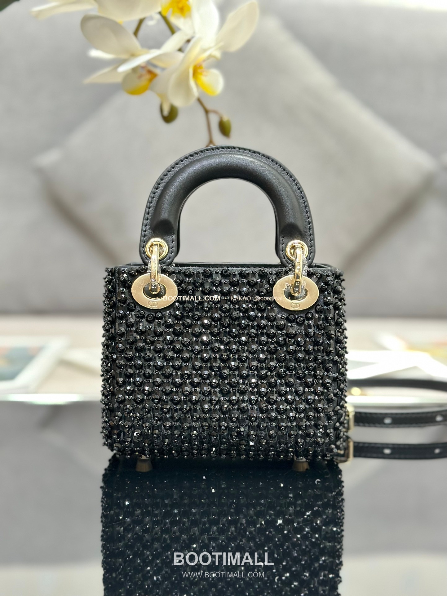 디올 레이디 디올 새틴 그라데이션 크리스탈 자수 D.I.O.R 참 초미니 체인 숄더백 Dior Lady Dior Satin Gradient Crystal Embroidered D.I.O.R Charm Micro Chain Shoulder Bag S0856 12cm 2