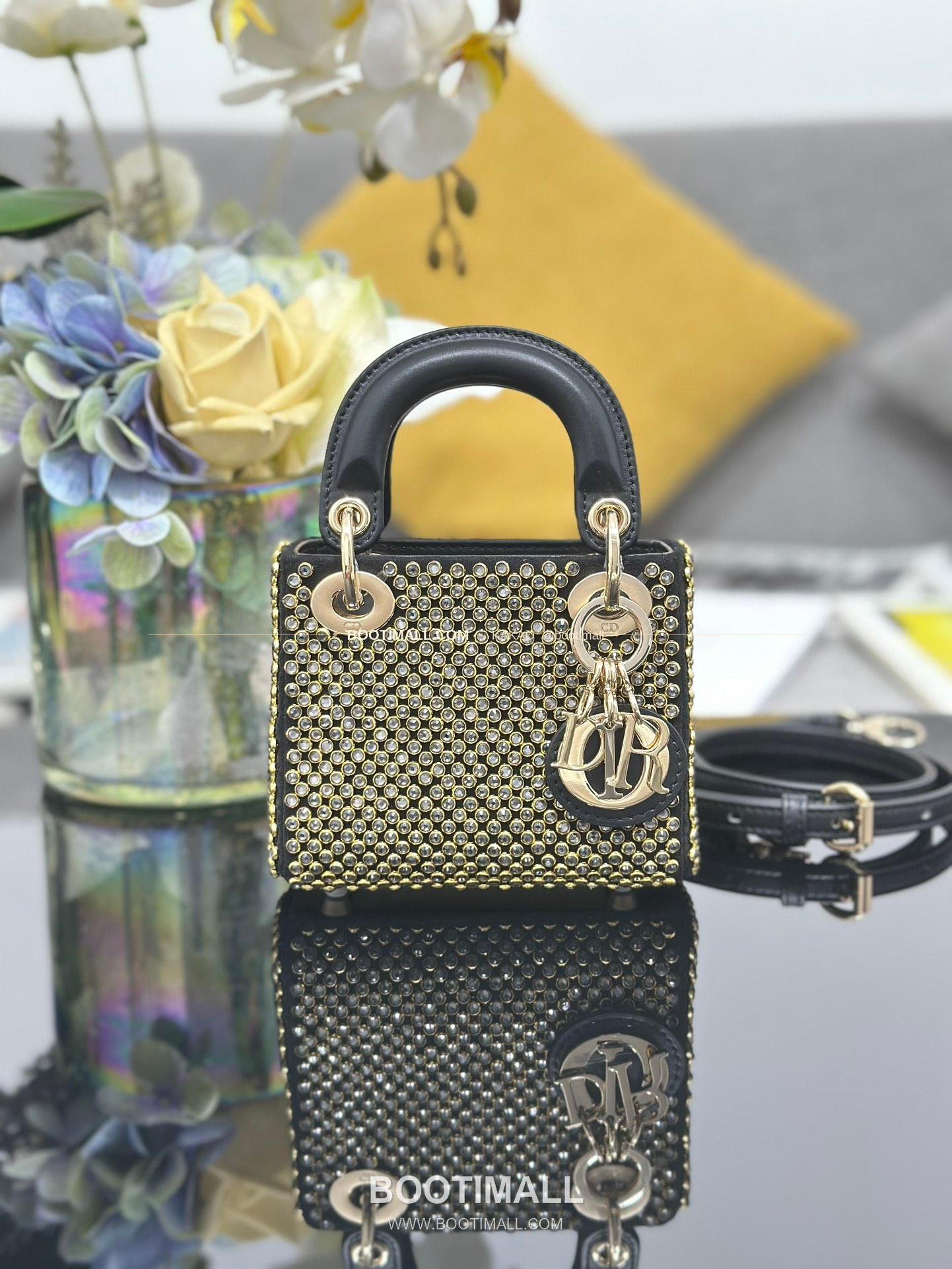 디올 레이디 디올 새틴 블랙 골드 비즈 자수 D.I.O.R 참 초미니 체인 숄더백 Dior Lady Dior Satin Black Gold Beaded Embroidered D.I.O.R Charm Micro Chain Shoulder Bag S0856 12cm 1