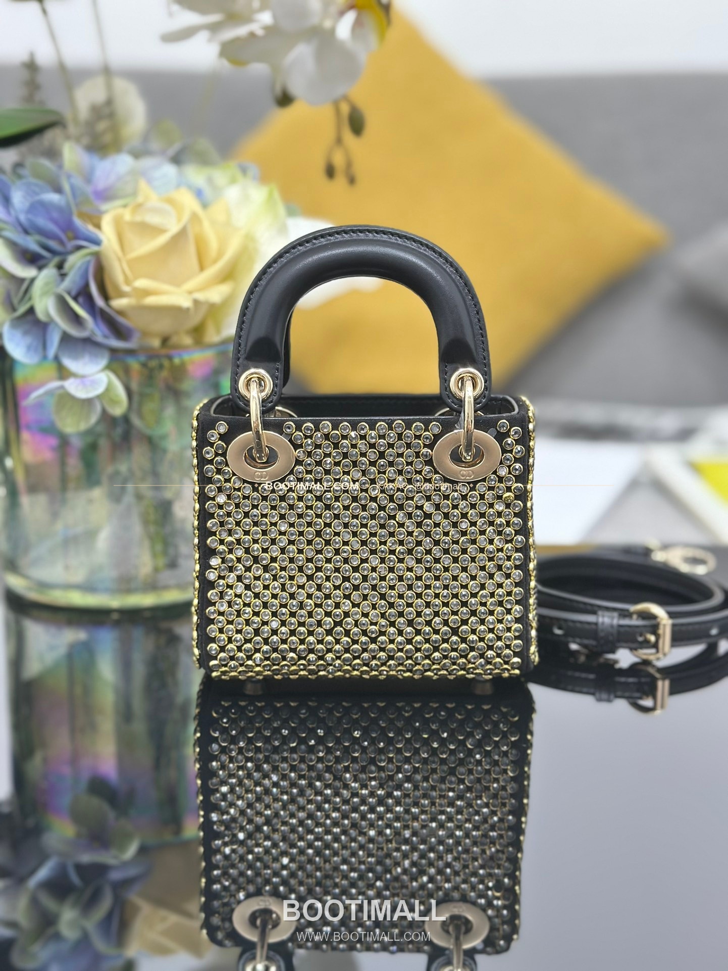 디올 레이디 디올 새틴 블랙 골드 비즈 자수 D.I.O.R 참 초미니 체인 숄더백 Dior Lady Dior Satin Black Gold Beaded Embroidered D.I.O.R Charm Micro Chain Shoulder Bag S0856 12cm 2