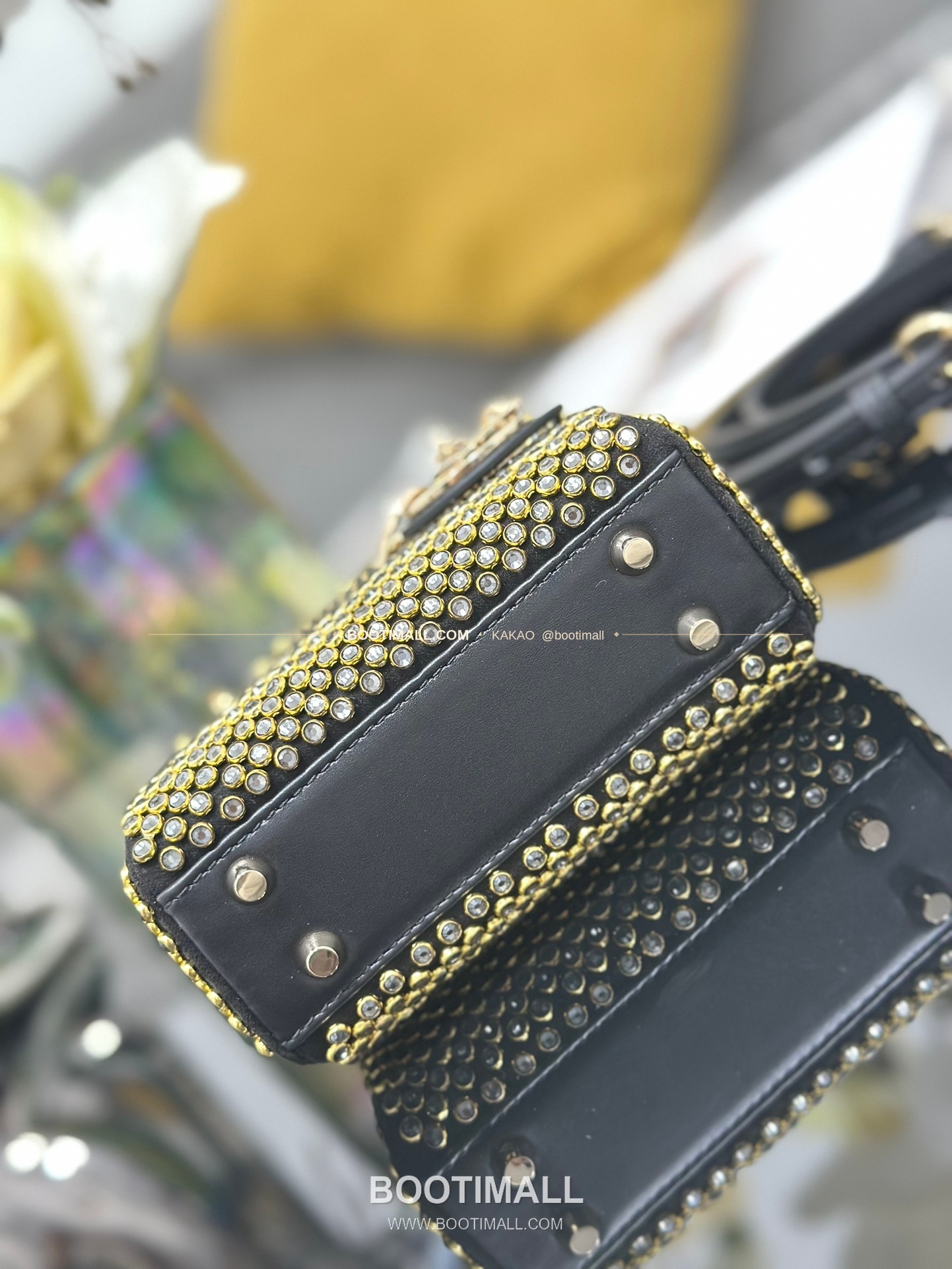 디올 레이디 디올 새틴 블랙 골드 비즈 자수 D.I.O.R 참 초미니 체인 숄더백 Dior Lady Dior Satin Black Gold Beaded Embroidered D.I.O.R Charm Micro Chain Shoulder Bag S0856 12cm 4