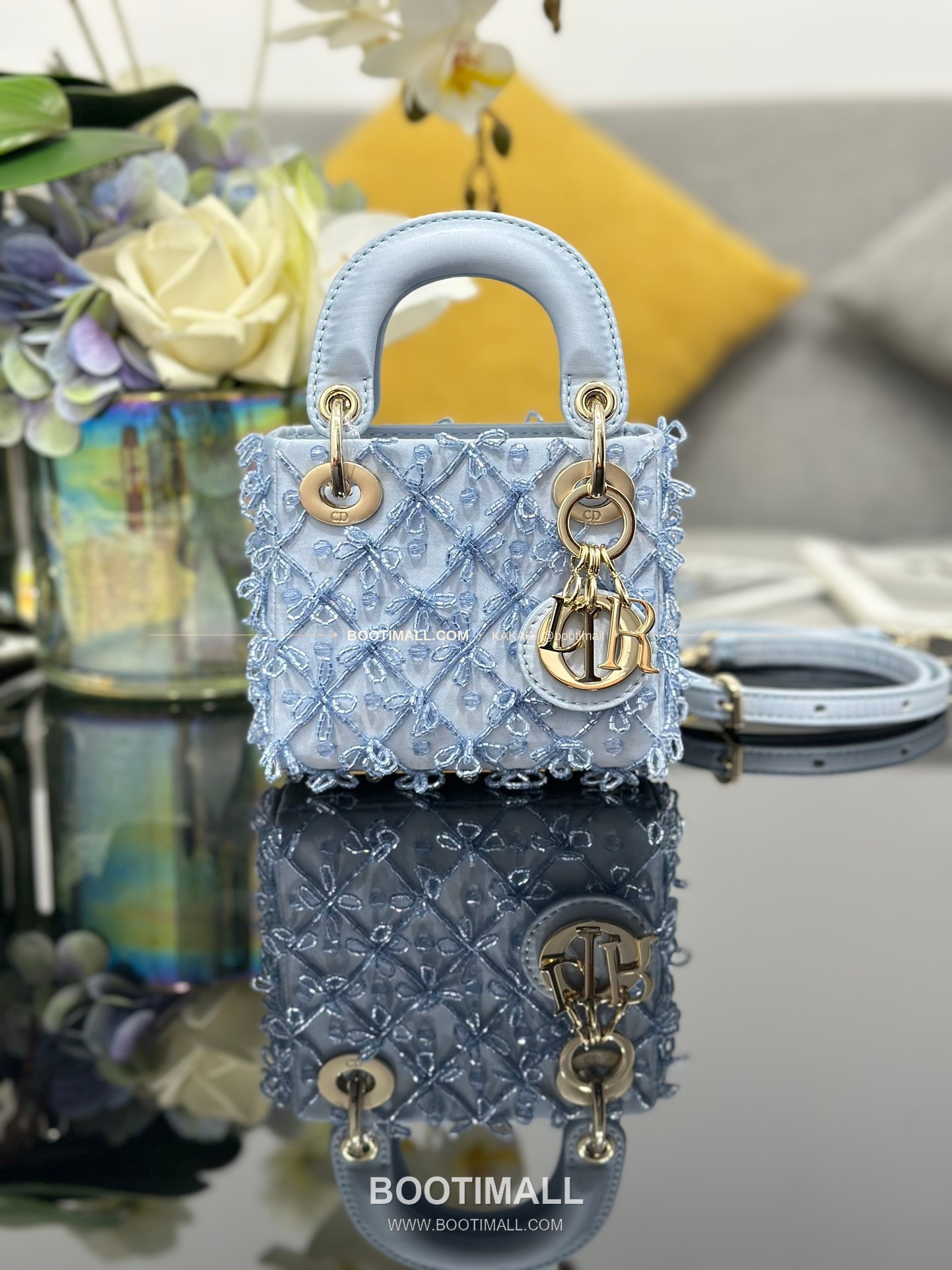 디올 레이디 디올 새틴 아이스블루 비즈 자수 D.I.O.R 참 초미니 체인 숄더백 Dior Lady Dior Satin Ice Blue Beaded Embroidered D.I.O.R Charm Micro Chain Shoulder Bag S0856 12cm 1