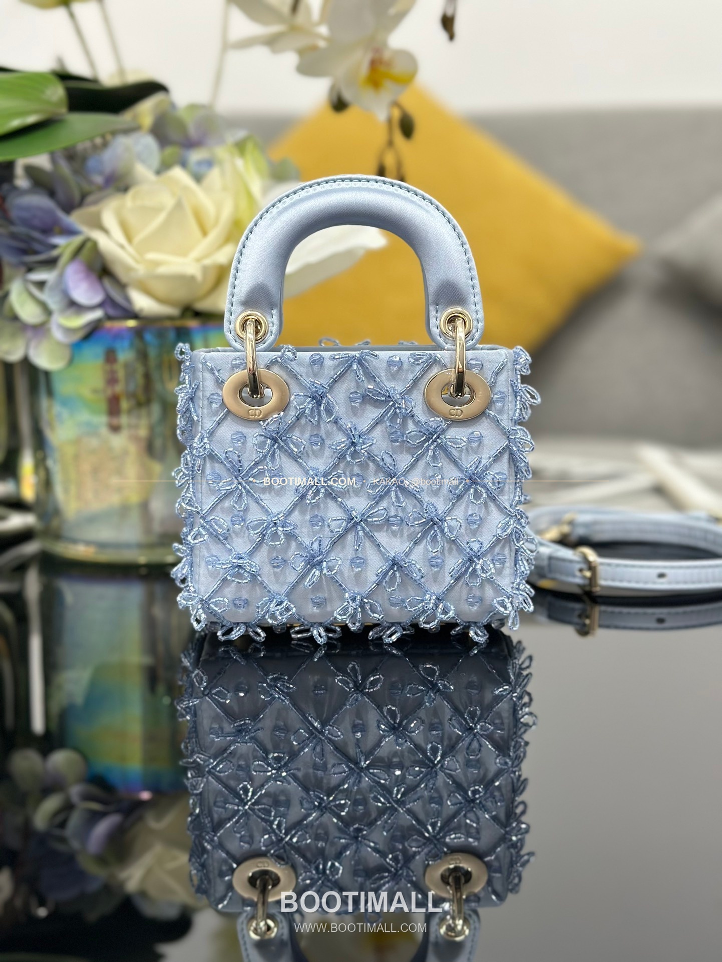 디올 레이디 디올 새틴 아이스블루 비즈 자수 D.I.O.R 참 초미니 체인 숄더백 Dior Lady Dior Satin Ice Blue Beaded Embroidered D.I.O.R Charm Micro Chain Shoulder Bag S0856 12cm 2