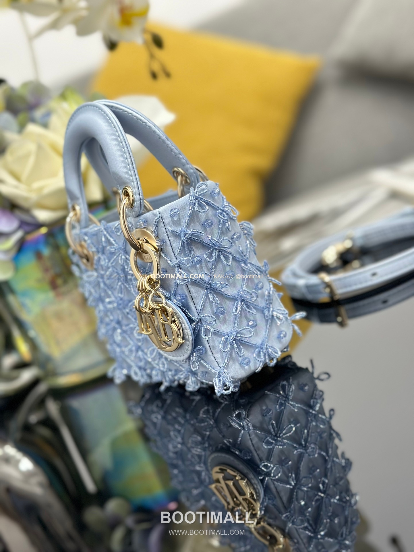 디올 레이디 디올 새틴 아이스블루 비즈 자수 D.I.O.R 참 초미니 체인 숄더백 Dior Lady Dior Satin Ice Blue Beaded Embroidered D.I.O.R Charm Micro Chain Shoulder Bag S0856 12cm 3