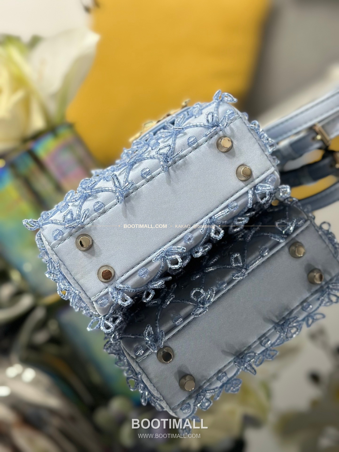 디올 레이디 디올 새틴 아이스블루 비즈 자수 D.I.O.R 참 초미니 체인 숄더백 Dior Lady Dior Satin Ice Blue Beaded Embroidered D.I.O.R Charm Micro Chain Shoulder Bag S0856 12cm 4