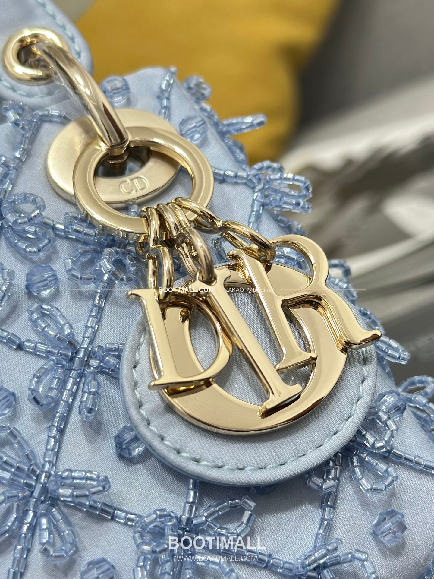 디올 레이디 디올 새틴 아이스블루 비즈 자수 D.I.O.R 참 초미니 체인 숄더백 Dior Lady Dior Satin Ice Blue Beaded Embroidered D.I.O.R Charm Micro Chain Shoulder Bag S0856 12cm 6