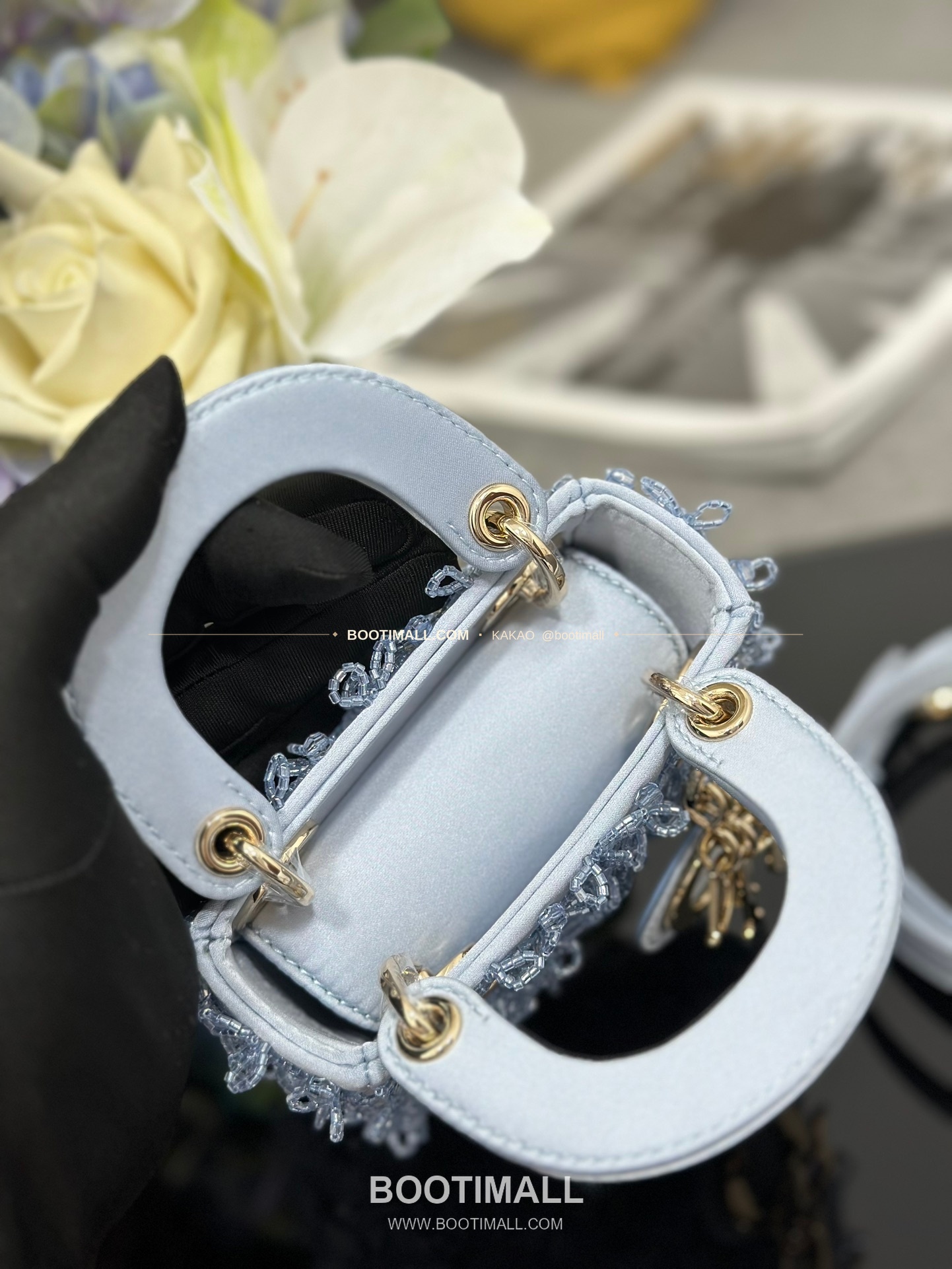 디올 레이디 디올 새틴 아이스블루 비즈 자수 D.I.O.R 참 초미니 체인 숄더백 Dior Lady Dior Satin Ice Blue Beaded Embroidered D.I.O.R Charm Micro Chain Shoulder Bag S0856 12cm 7