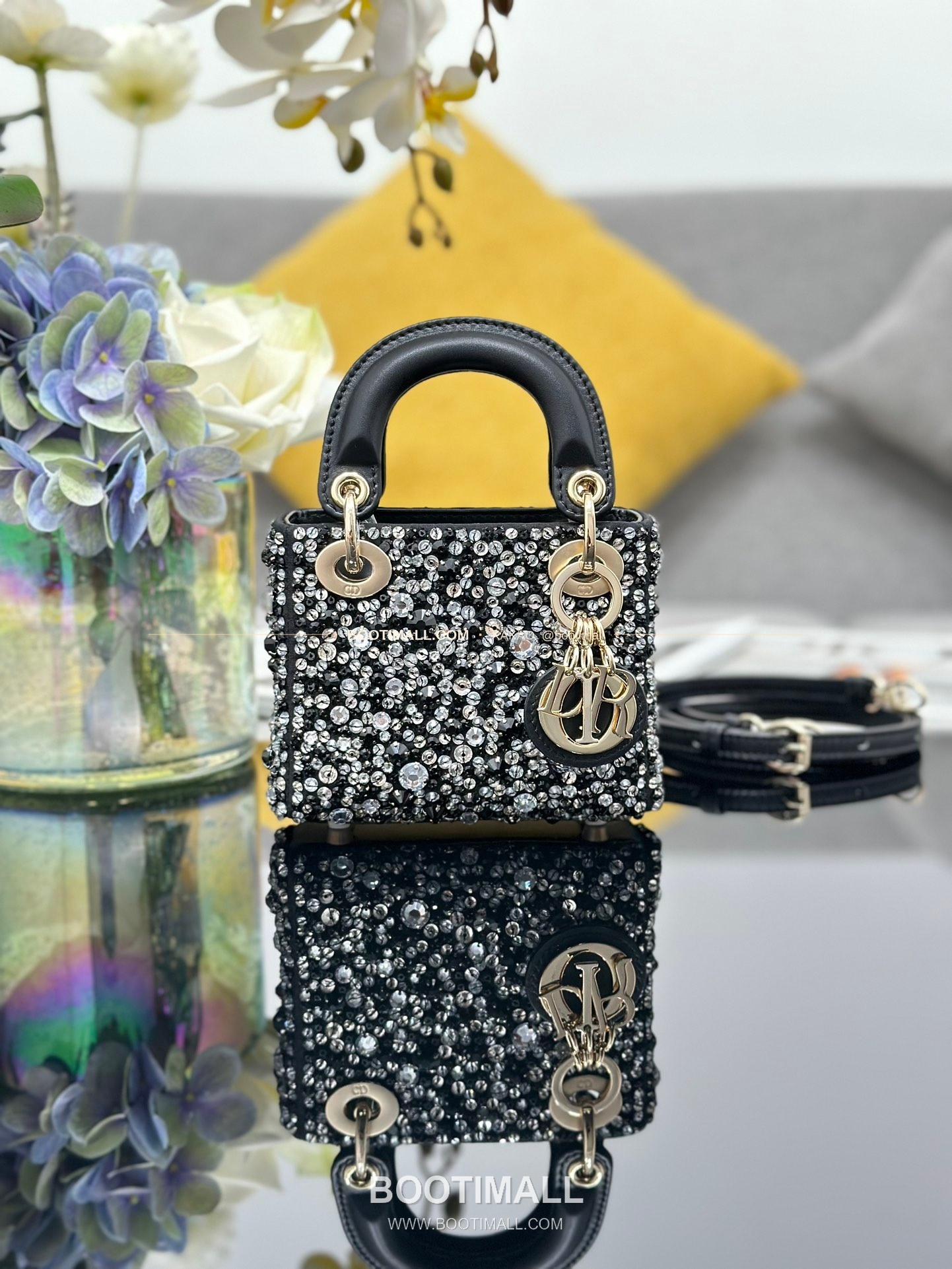 디올 레이디 디올 새틴 멀티 크리스탈 비즈 자수 D.I.O.R 참 초미니 체인 숄더백 Dior Lady Dior Satin Multi Crystal Beaded Embroidered D.I.O.R Charm Micro Chain Shoulder Bag S0856 12cm 1