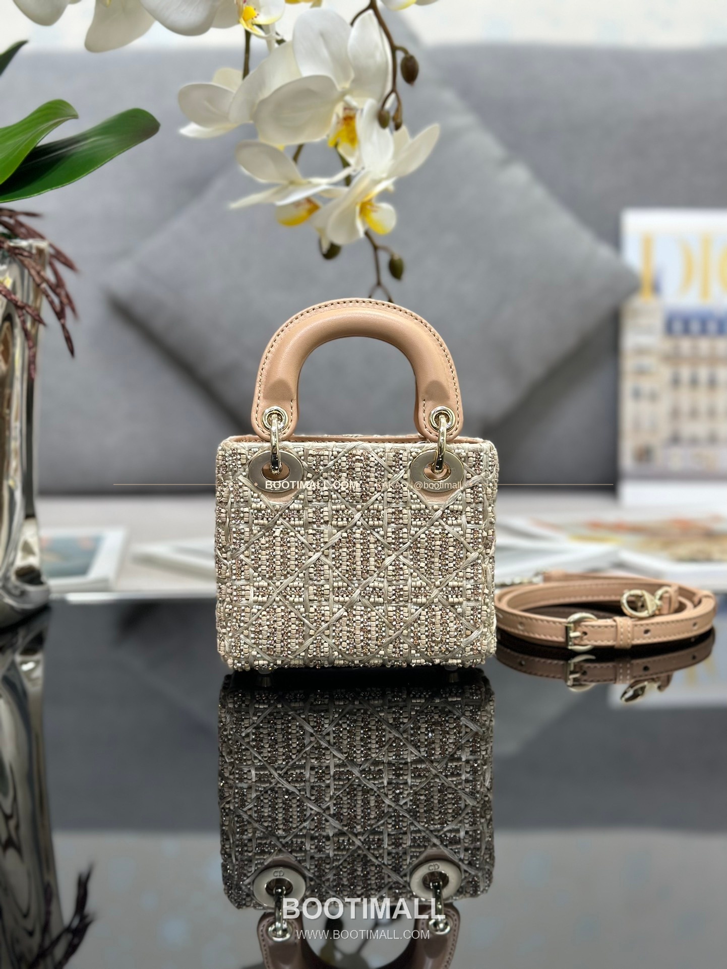 디올 레이디 디올 새틴 우드 비즈 크리스탈 자수 D.I.O.R 참 초미니 체인 숄더백 Dior Lady Dior Satin Wood Bead Crystal Embroidered D.I.O.R Charm Micro Chain Shoulder Bag S0856 12cm 2