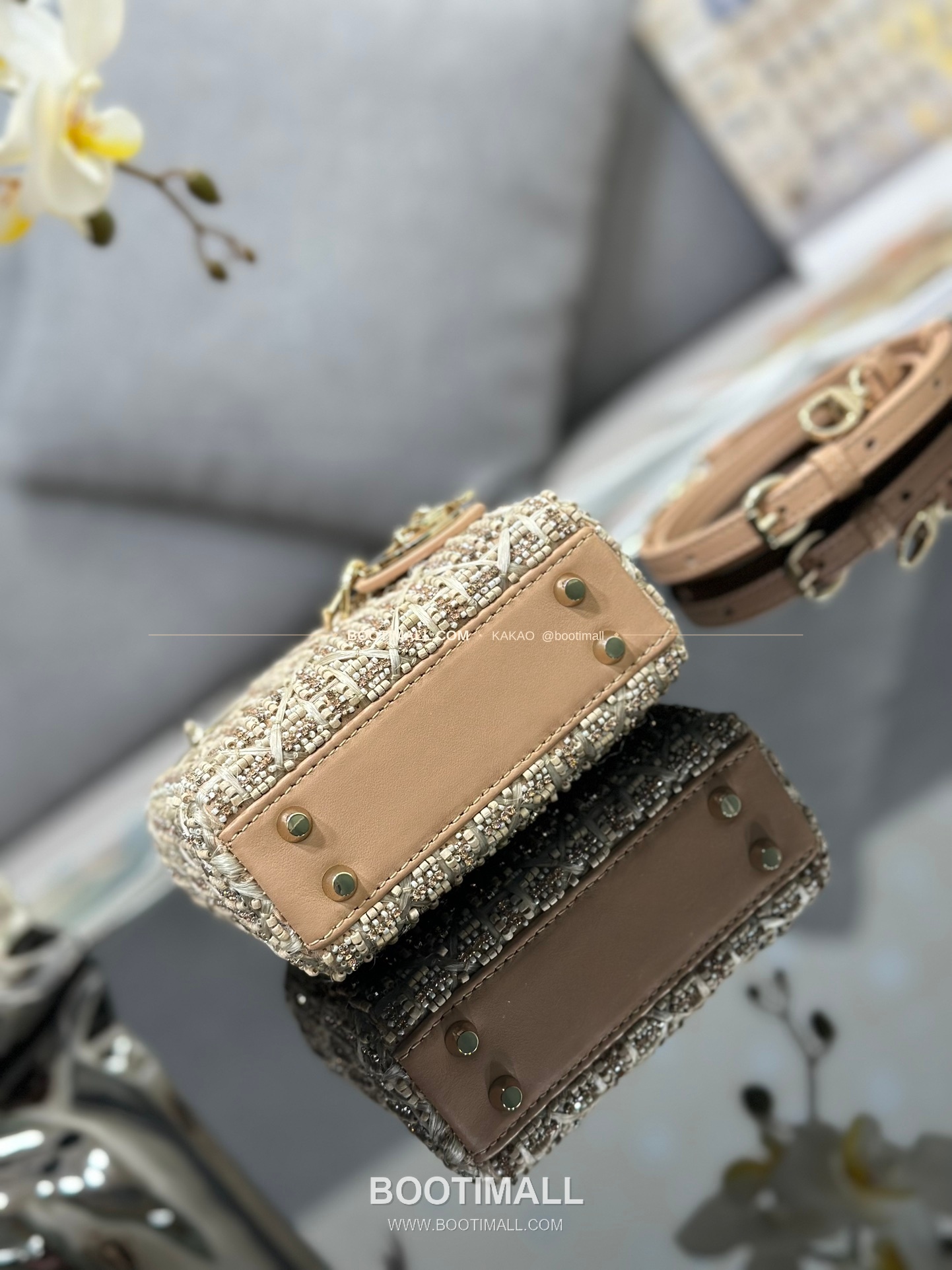 디올 레이디 디올 새틴 우드 비즈 크리스탈 자수 D.I.O.R 참 초미니 체인 숄더백 Dior Lady Dior Satin Wood Bead Crystal Embroidered D.I.O.R Charm Micro Chain Shoulder Bag S0856 12cm 4