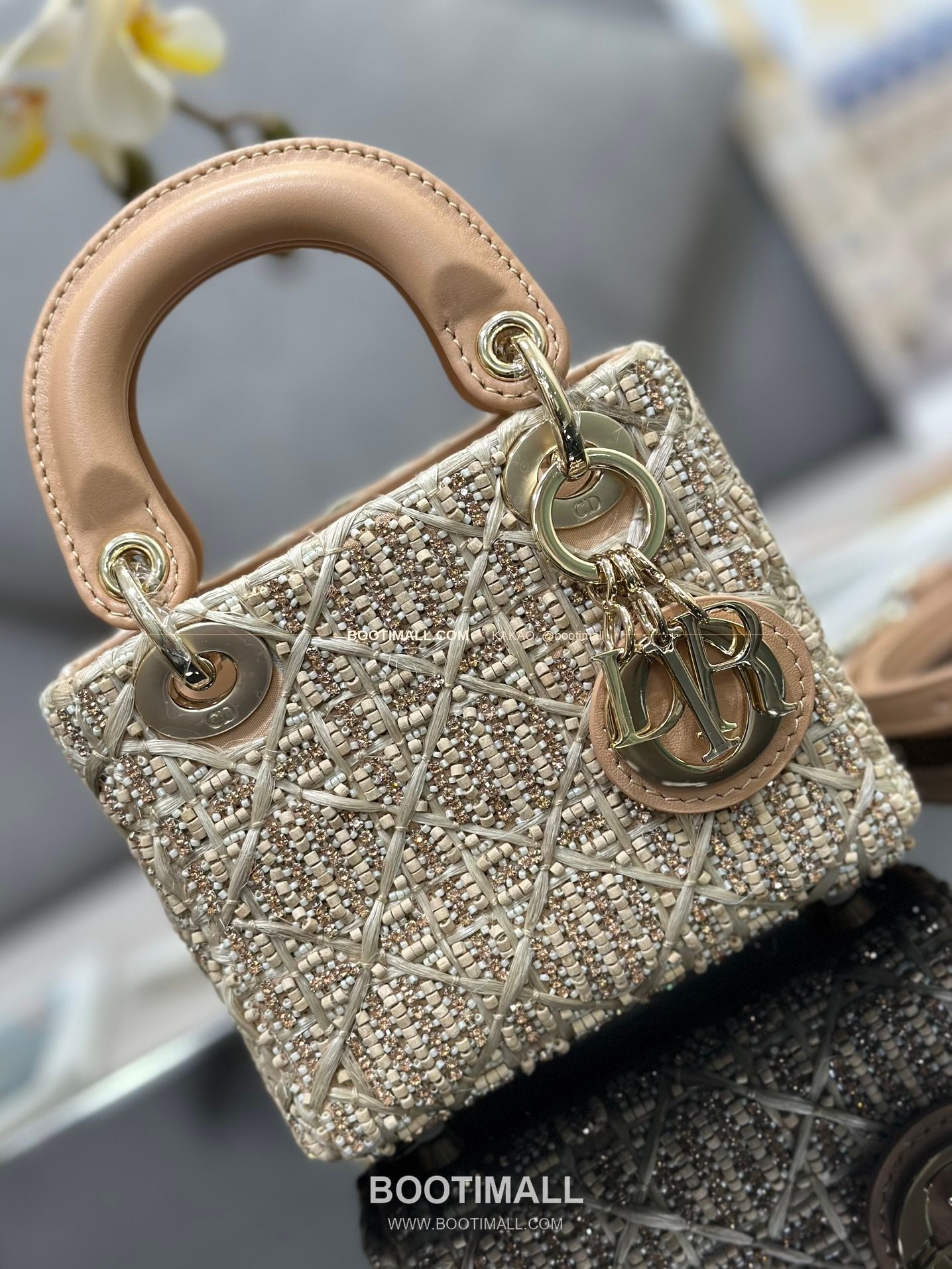 디올 레이디 디올 새틴 우드 비즈 크리스탈 자수 D.I.O.R 참 초미니 체인 숄더백 Dior Lady Dior Satin Wood Bead Crystal Embroidered D.I.O.R Charm Micro Chain Shoulder Bag S0856 12cm 5