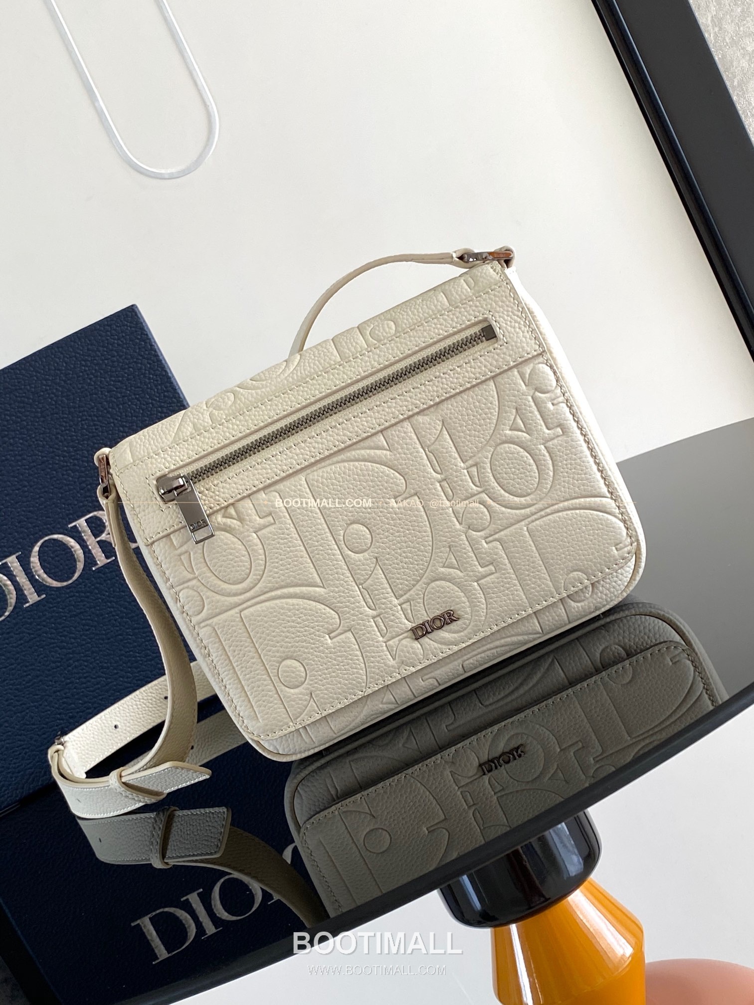 디올 그래비티 엠보스 레더 플랩 베이지 메신저백 Dior Gravity Embossed Leather Flap Beige Messenger Bag 1ESPO329LLG_H00N 21cm 1