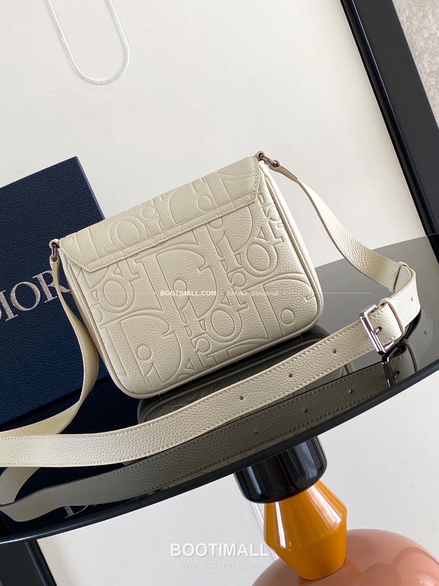 디올 그래비티 엠보스 레더 플랩 베이지 메신저백 Dior Gravity Embossed Leather Flap Beige Messenger Bag 1ESPO329LLG_H00N 21cm 2