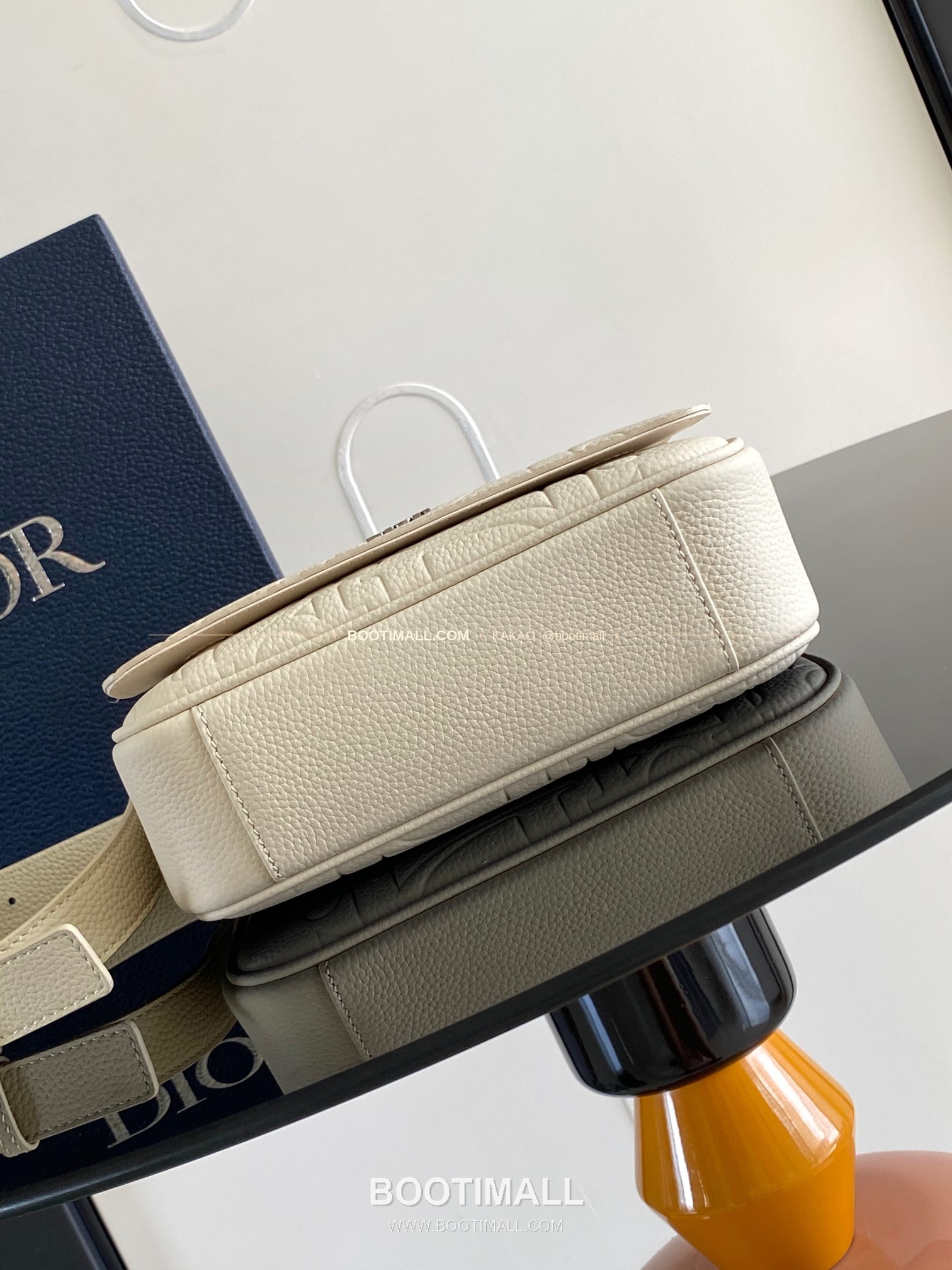 디올 그래비티 엠보스 레더 플랩 베이지 메신저백 Dior Gravity Embossed Leather Flap Beige Messenger Bag 1ESPO329LLG_H00N 21cm 3