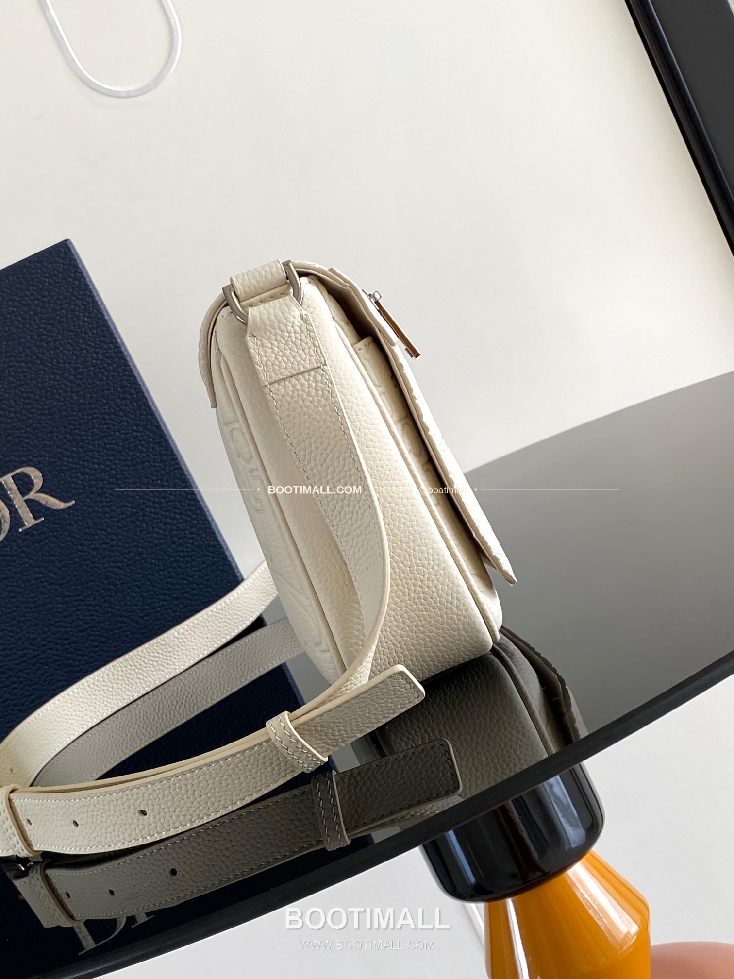 디올 그래비티 엠보스 레더 플랩 베이지 메신저백 Dior Gravity Embossed Leather Flap Beige Messenger Bag 1ESPO329LLG_H00N 21cm 4