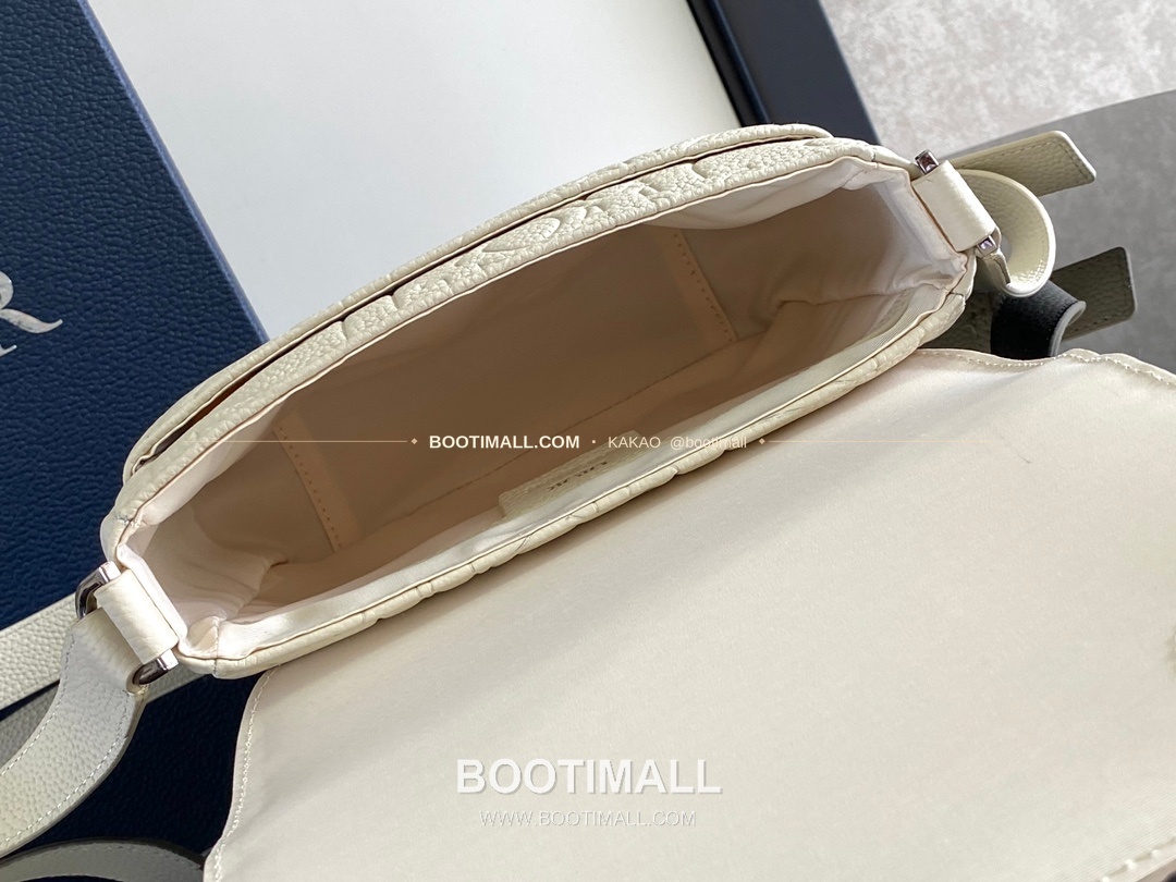 디올 그래비티 엠보스 레더 플랩 베이지 메신저백 Dior Gravity Embossed Leather Flap Beige Messenger Bag 1ESPO329LLG_H00N 21cm 8