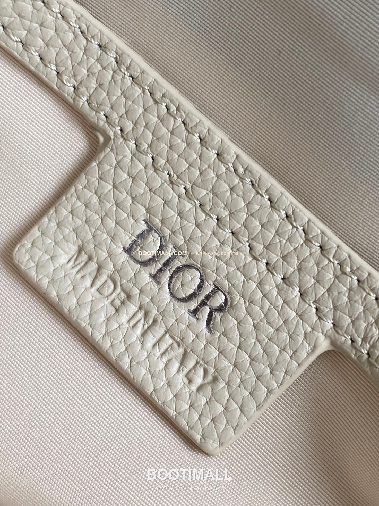 디올 그래비티 엠보스 레더 플랩 베이지 메신저백 Dior Gravity Embossed Leather Flap Beige Messenger Bag 1ESPO329LLG_H00N 21cm 9