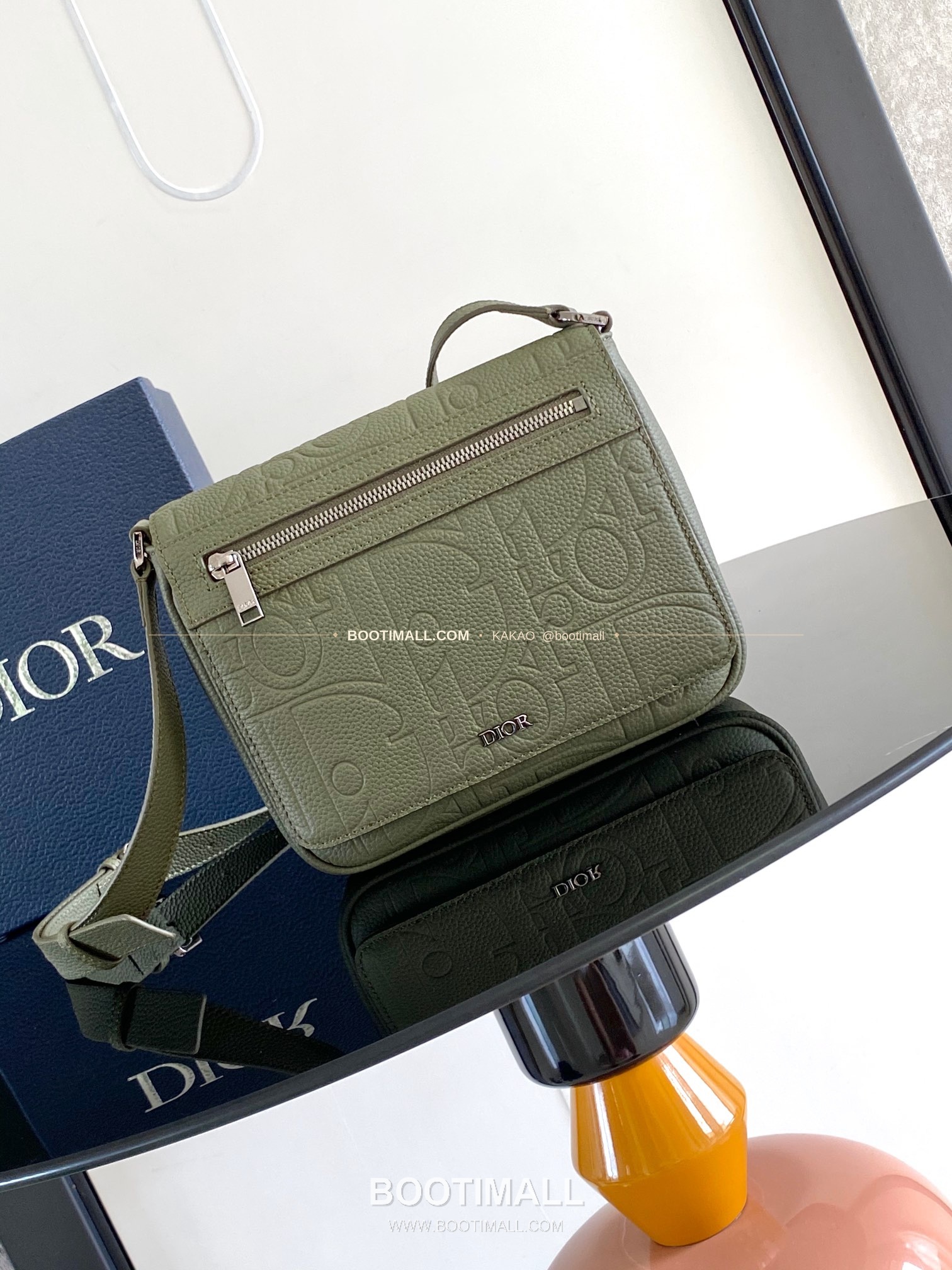 디올 그래비티 엠보스 레더 플랩 베이지 메신저백 Dior Gravity Embossed Leather Flap Beige Messenger Bag 1ESPO329LLG_H00N 21cm 1