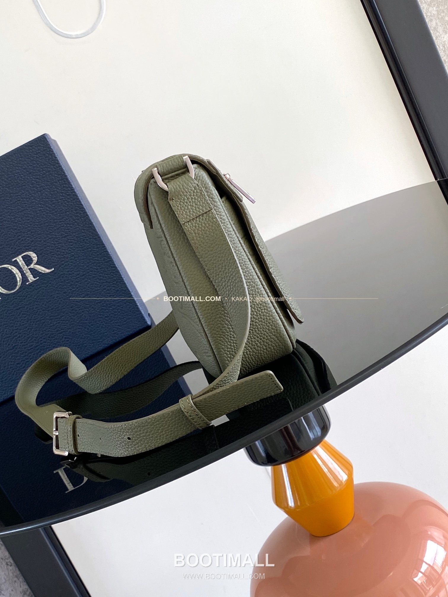 디올 그래비티 엠보스 레더 플랩 베이지 메신저백 Dior Gravity Embossed Leather Flap Beige Messenger Bag 1ESPO329LLG_H00N 21cm 2