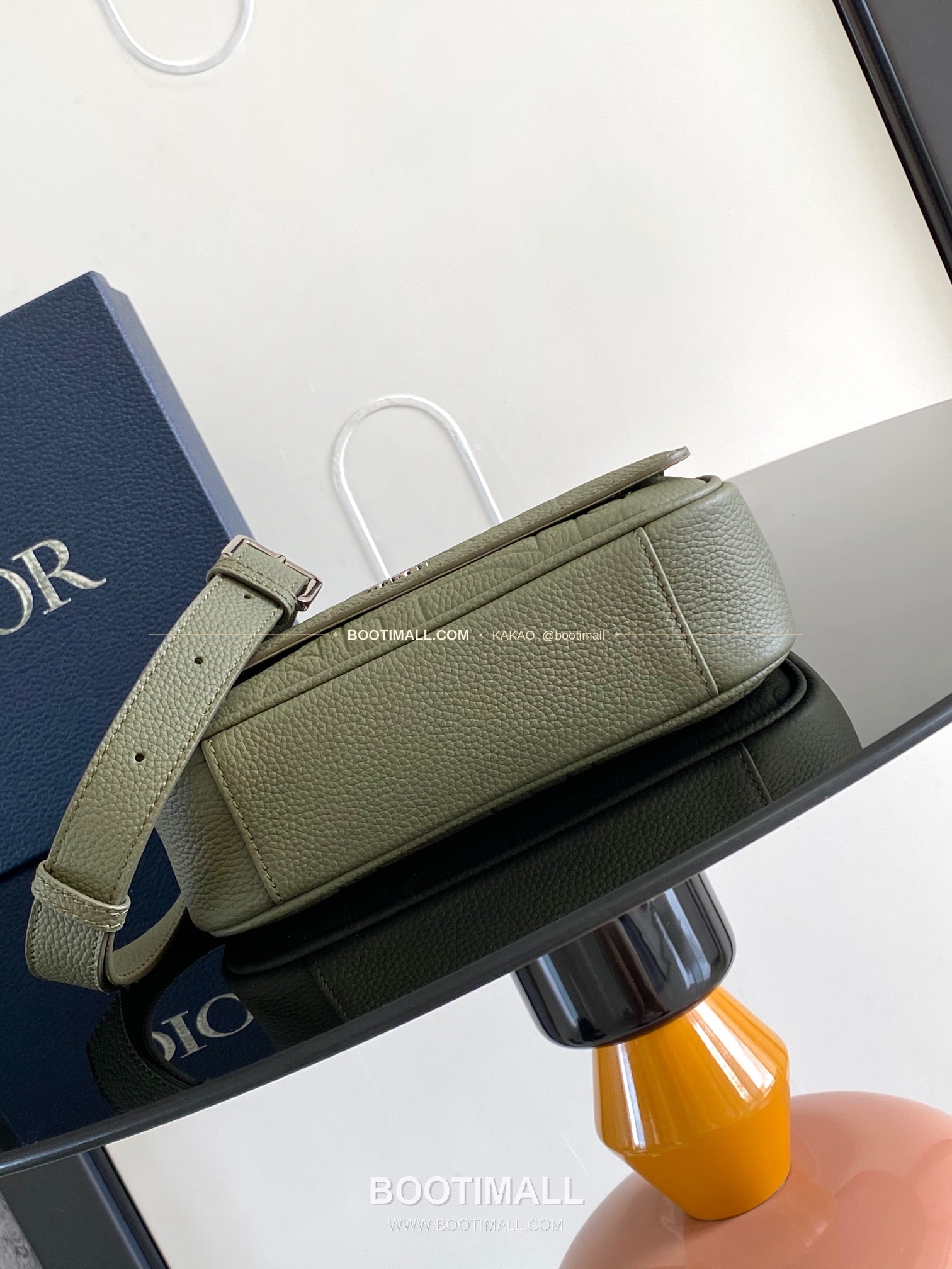 디올 그래비티 엠보스 레더 플랩 베이지 메신저백 Dior Gravity Embossed Leather Flap Beige Messenger Bag 1ESPO329LLG_H00N 21cm 4