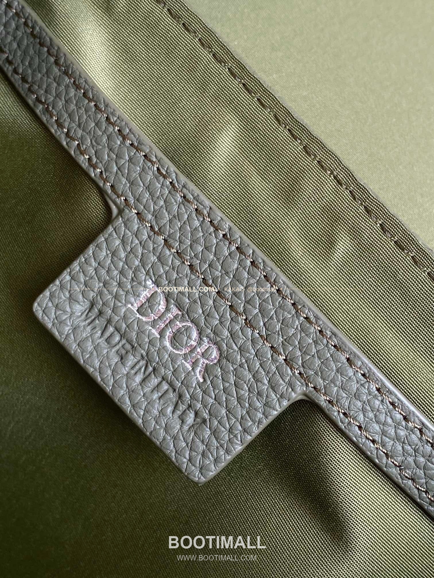 디올 그래비티 엠보스 레더 플랩 베이지 메신저백 Dior Gravity Embossed Leather Flap Beige Messenger Bag 1ESPO329LLG_H00N 21cm 9