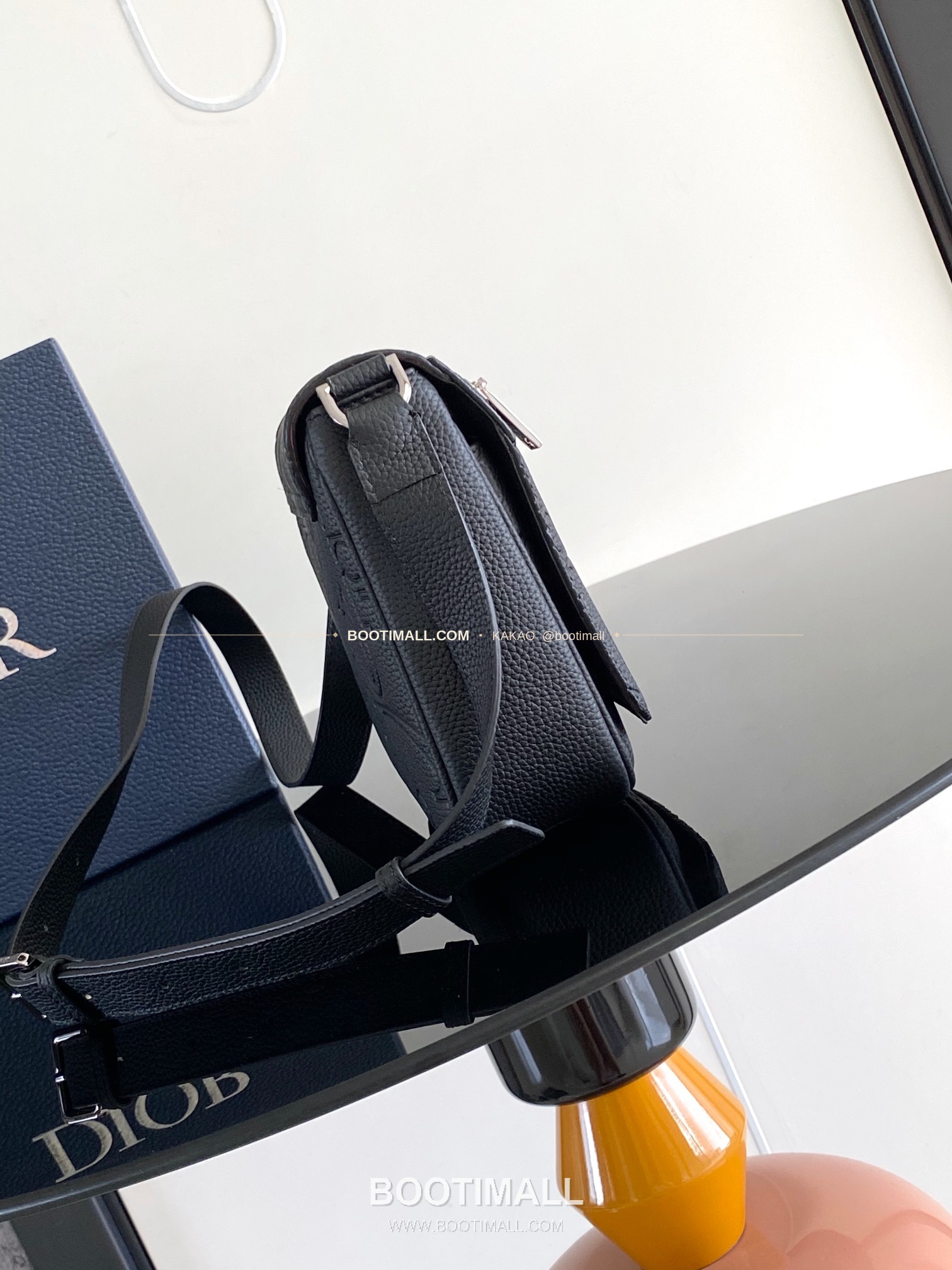 디올 그래비티 엠보스 레더 플랩 베이지 메신저백 Dior Gravity Embossed Leather Flap Beige Messenger Bag 1ESPO329LLG_H00N 21cm 3