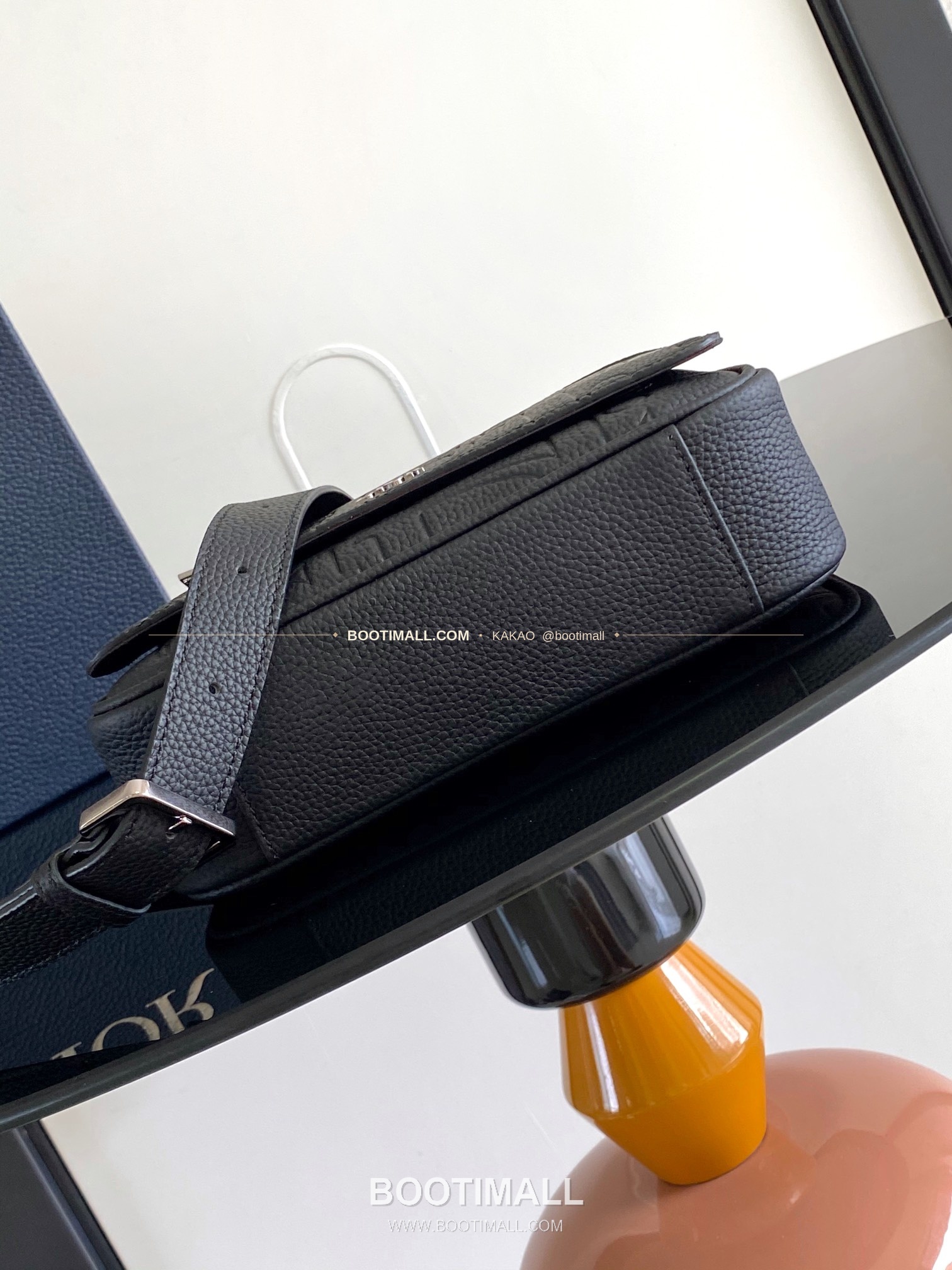 디올 그래비티 엠보스 레더 플랩 베이지 메신저백 Dior Gravity Embossed Leather Flap Beige Messenger Bag 1ESPO329LLG_H00N 21cm 4