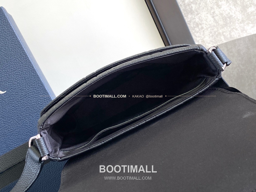 디올 그래비티 엠보스 레더 플랩 베이지 메신저백 Dior Gravity Embossed Leather Flap Beige Messenger Bag 1ESPO329LLG_H00N 21cm 8