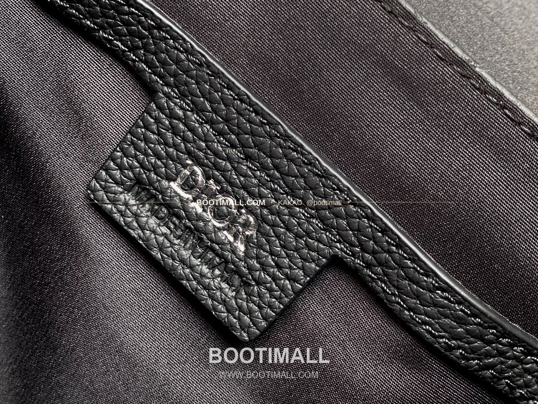 디올 그래비티 엠보스 레더 플랩 베이지 메신저백 Dior Gravity Embossed Leather Flap Beige Messenger Bag 1ESPO329LLG_H00N 21cm 9