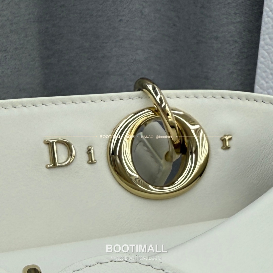 디올 2026SS 레더 보우디테일 화이트 토트백 Dior 2026 SS Leather Bow Detail White Tote Bag 7038 28cm 4