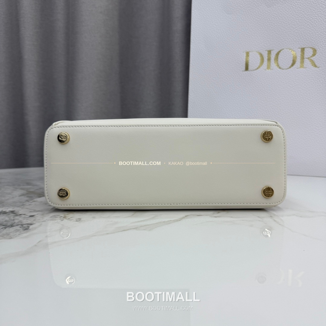 디올 2026SS 레더 보우디테일 화이트 토트백 Dior 2026 SS Leather Bow Detail White Tote Bag 7038 28cm 7