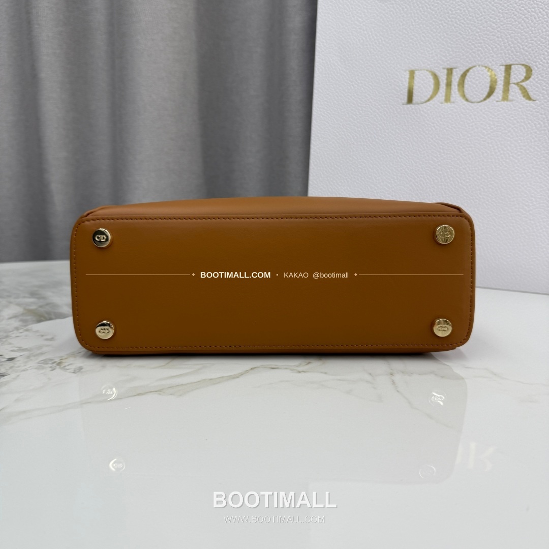 디올 2026SS 레더 보우디테일 화이트 토트백 Dior 2026 SS Leather Bow Detail White Tote Bag 7038 28cm 7