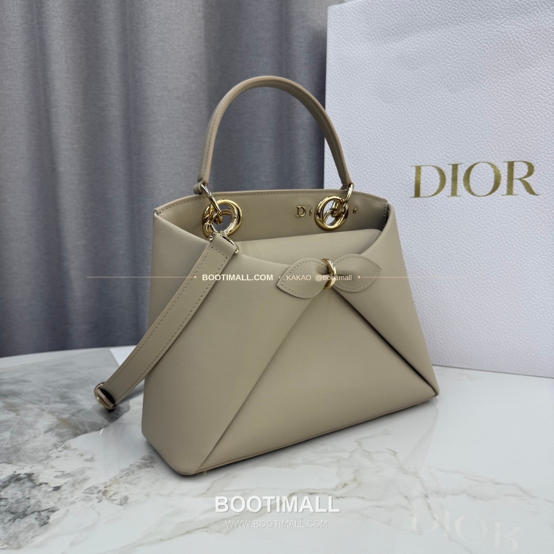디올 2026SS 레더 보우디테일 화이트 토트백 Dior 2026 SS Leather Bow Detail White Tote Bag 7038 28cm 2